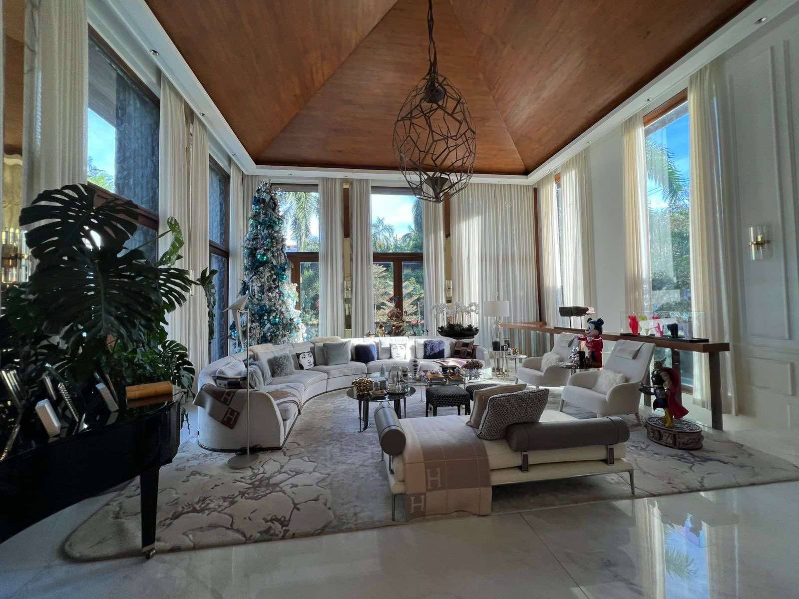 Luxurious5-BedroomMansionforSaleinNorthForbesPark,MakatiCity-1.jpg