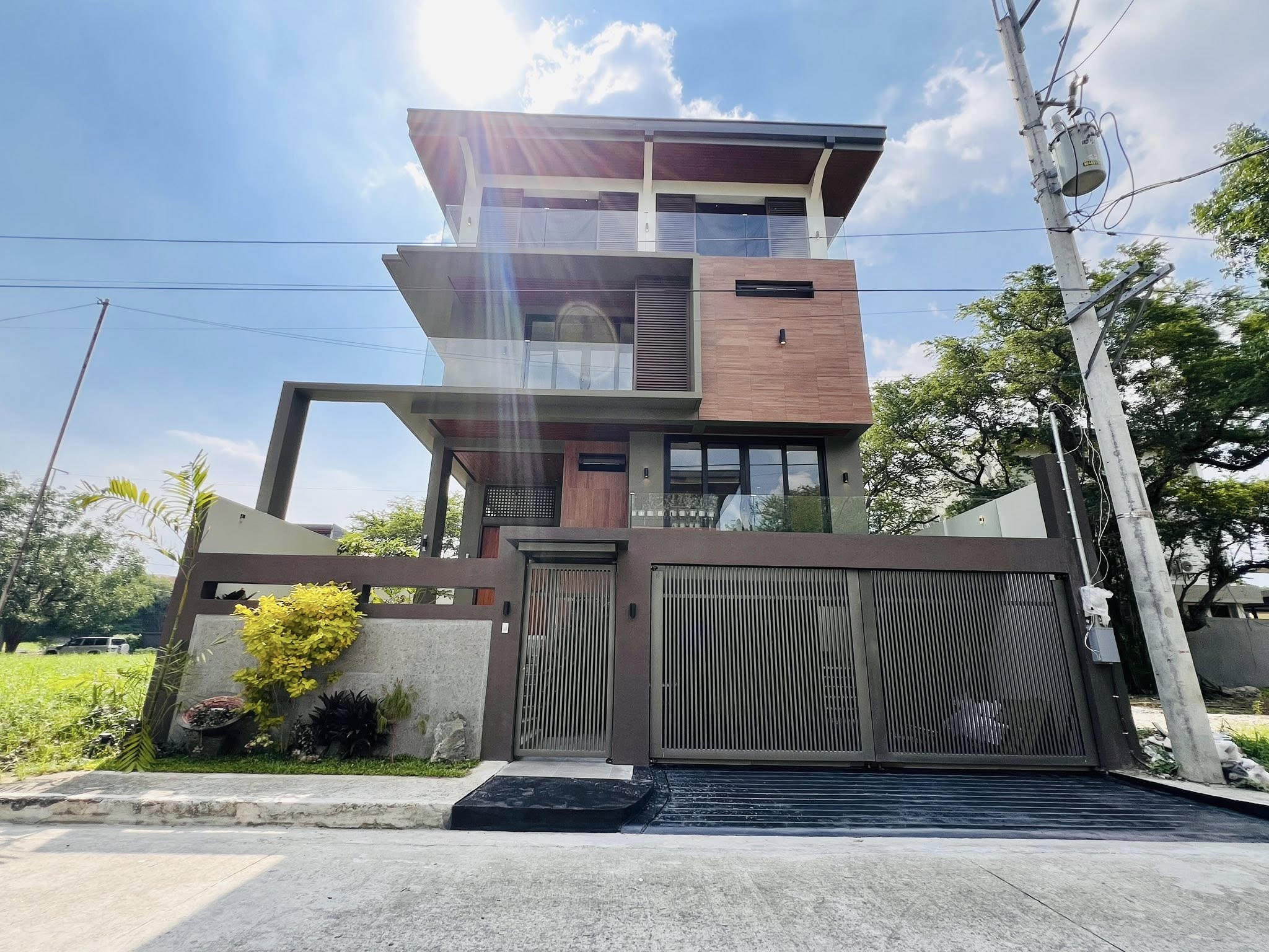 Inviting5-BedroomHouseandLotforSaleinWoodridgeExecutiveVillage,Malanday,MarikinaCity-1.jpg
