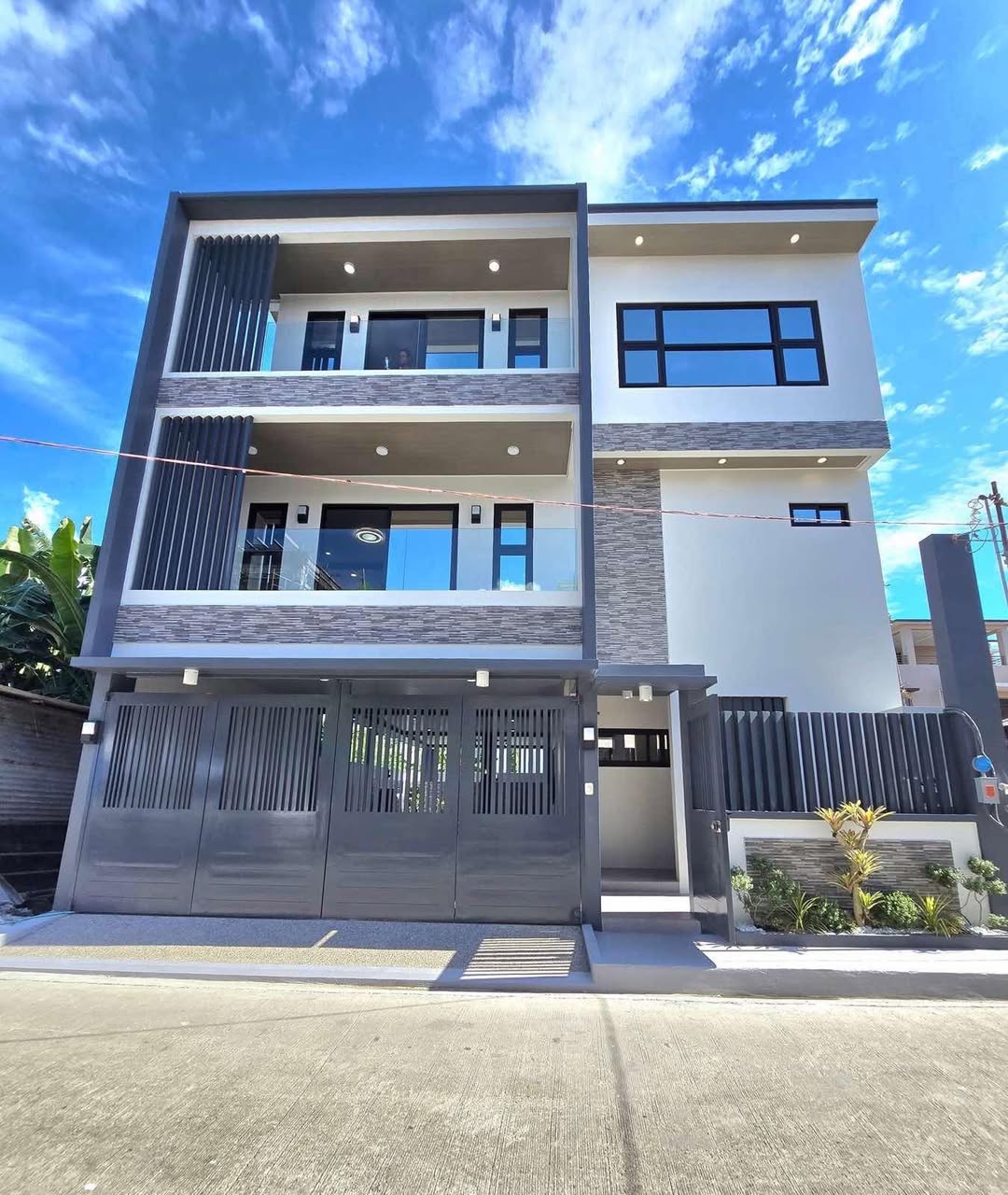 Opulent4-BedroomHouseandLotforSaleinGreenwoodsExecutiveVillageBrgy.StaAna,Taytay,Rizal-1.jpg