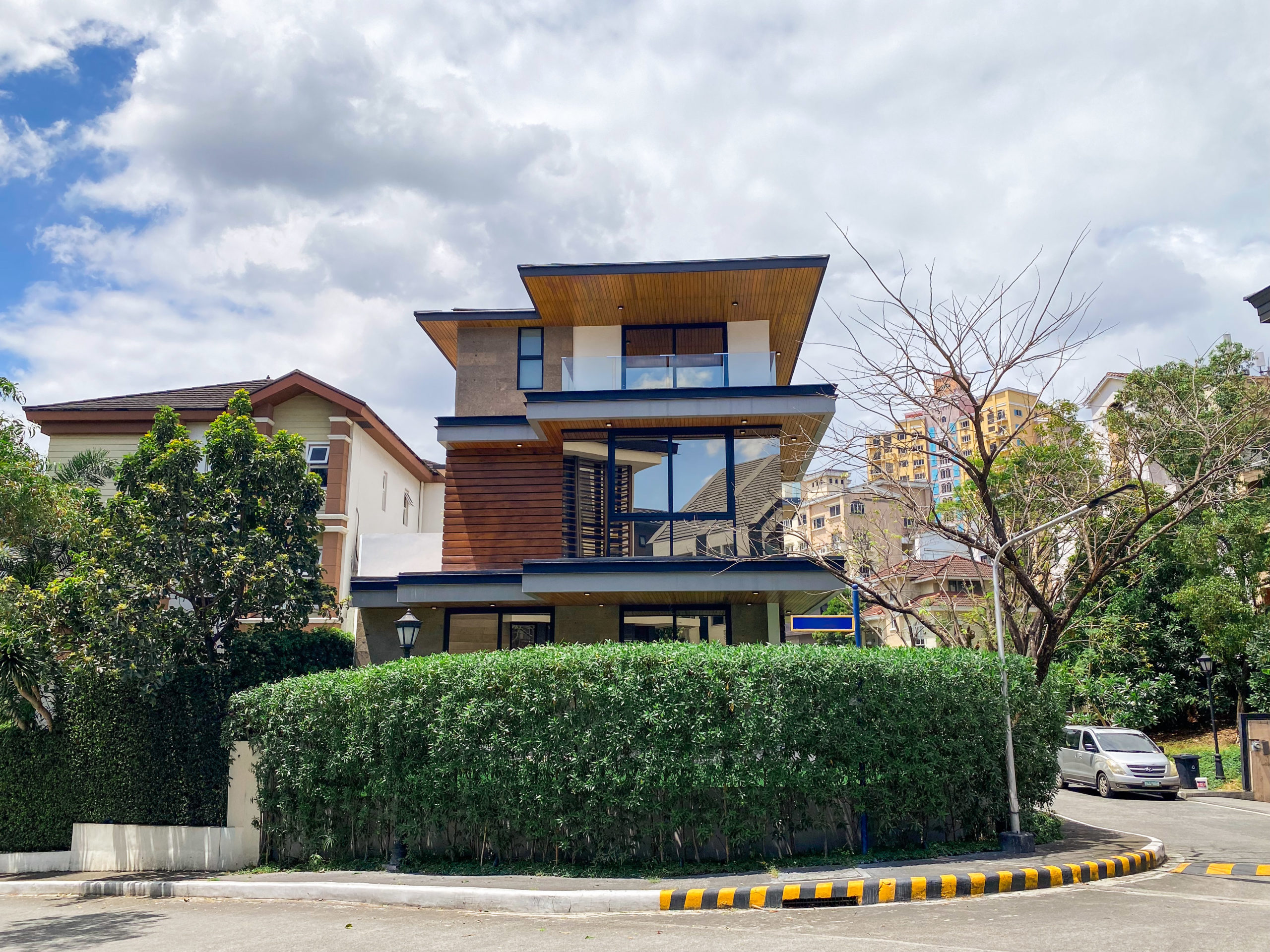 Picturesque5-BedroomHouseandLotforSaleinMckinleyHilldr.BGC,Taguig-2.jpg