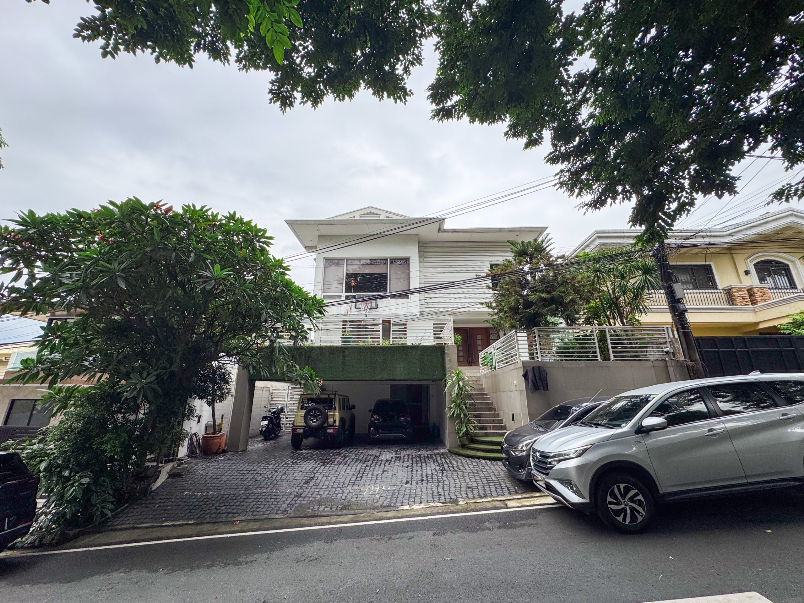 Sleek6-BedroomHouseandLotforSaleinWhitePlains,QuezonCity-1.jpg