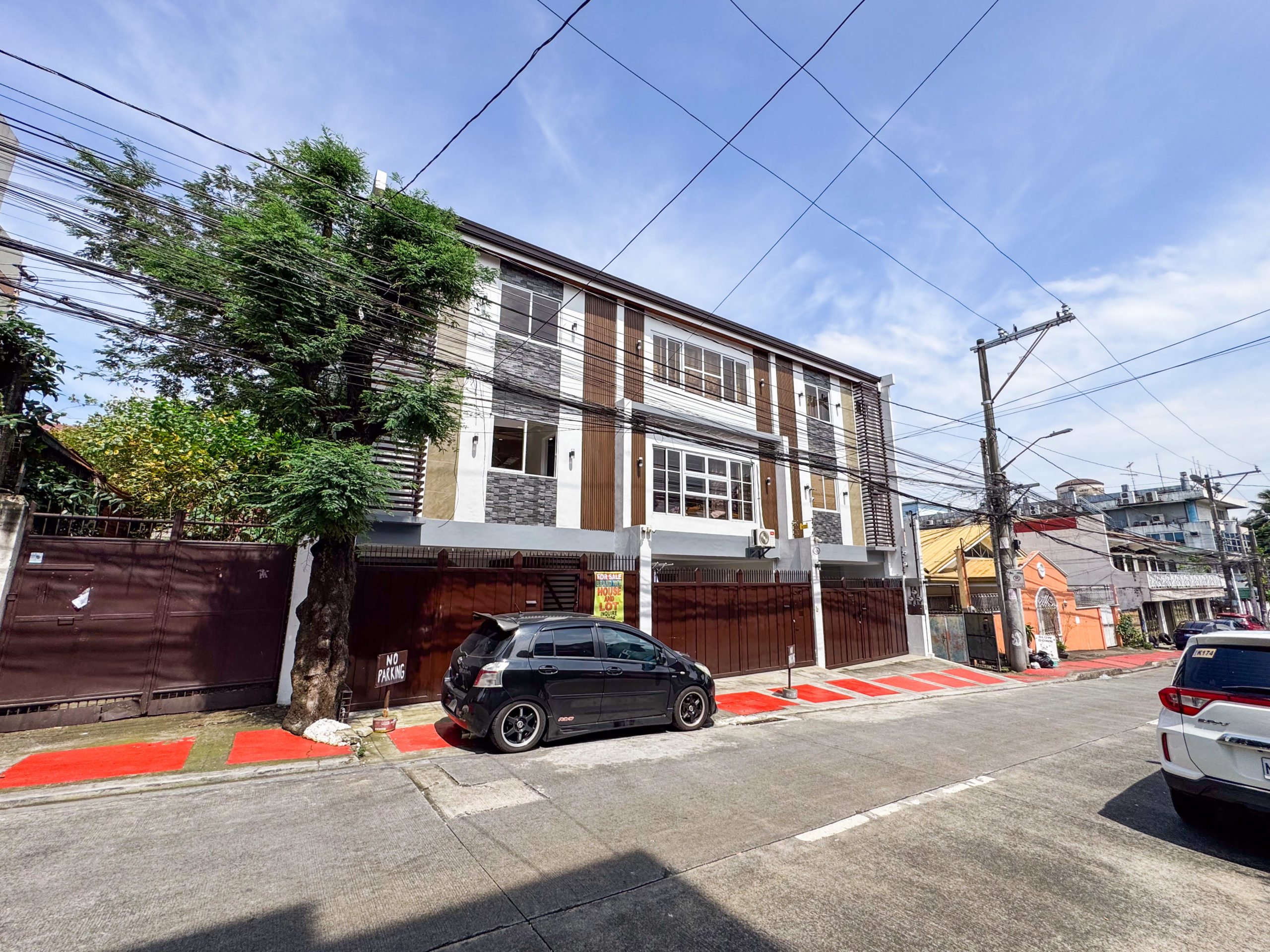 Vibrant3-BedroomTownhouseforSaleinBgy.Pinyahan,QuezonCity-1.jpg