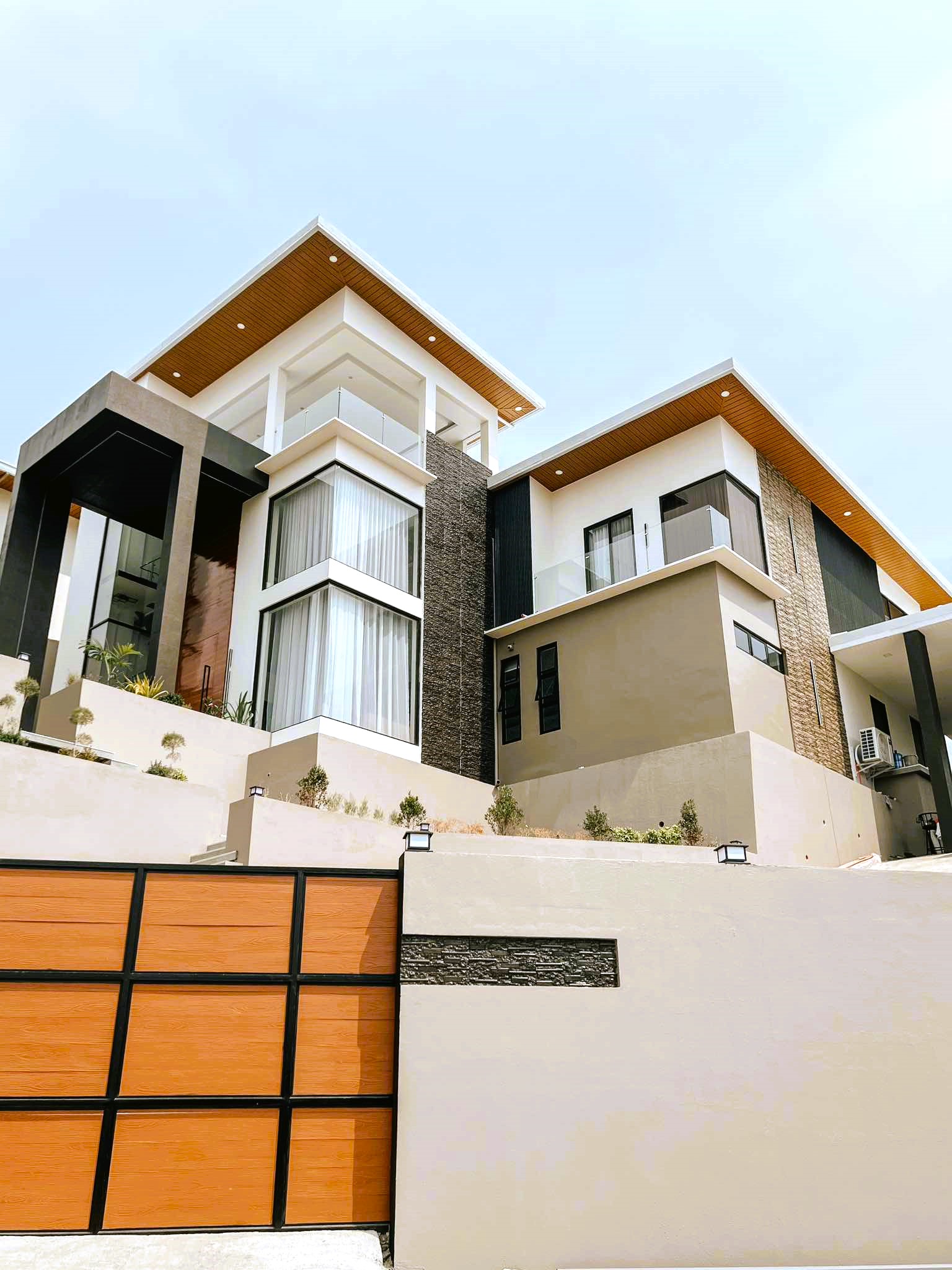 Stunning5-BedroomHouseandLotforSaleinSanJuan,LaUnion-1.jpg