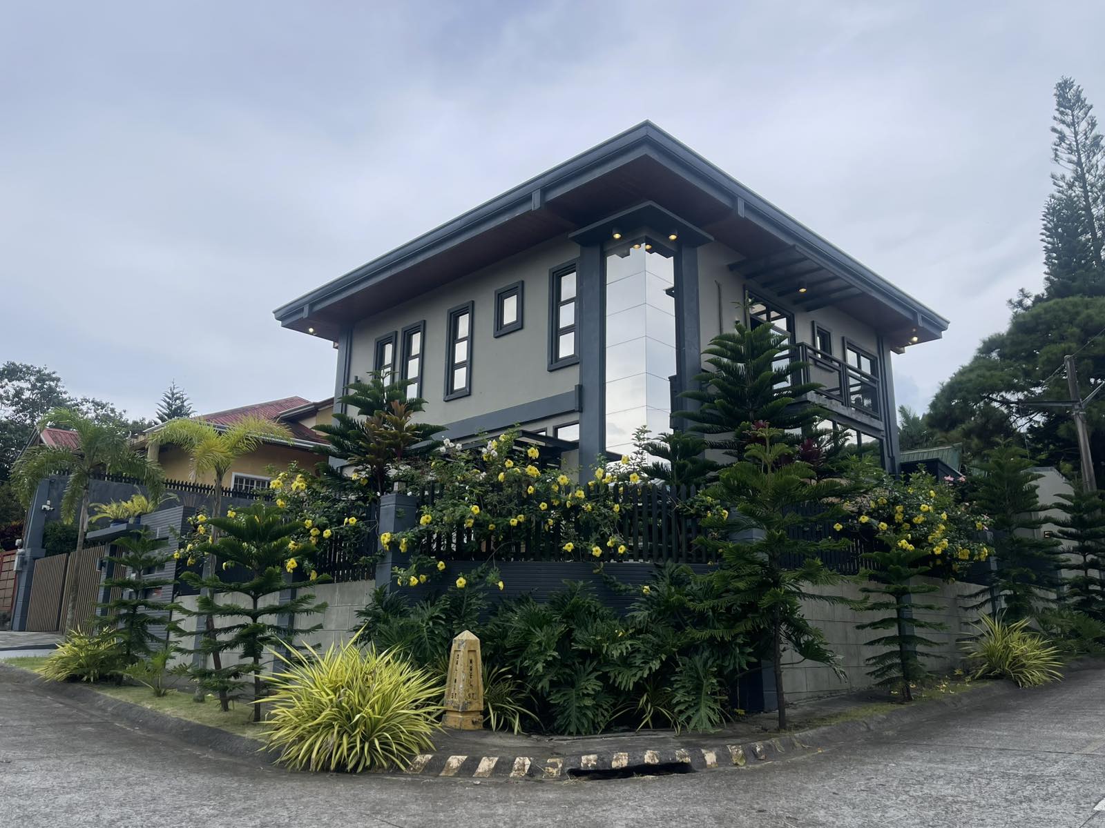 Elegant4-BedroomHouseandLotforSaleinTagaytayCountryHomes,Tagaytay-1.jpg
