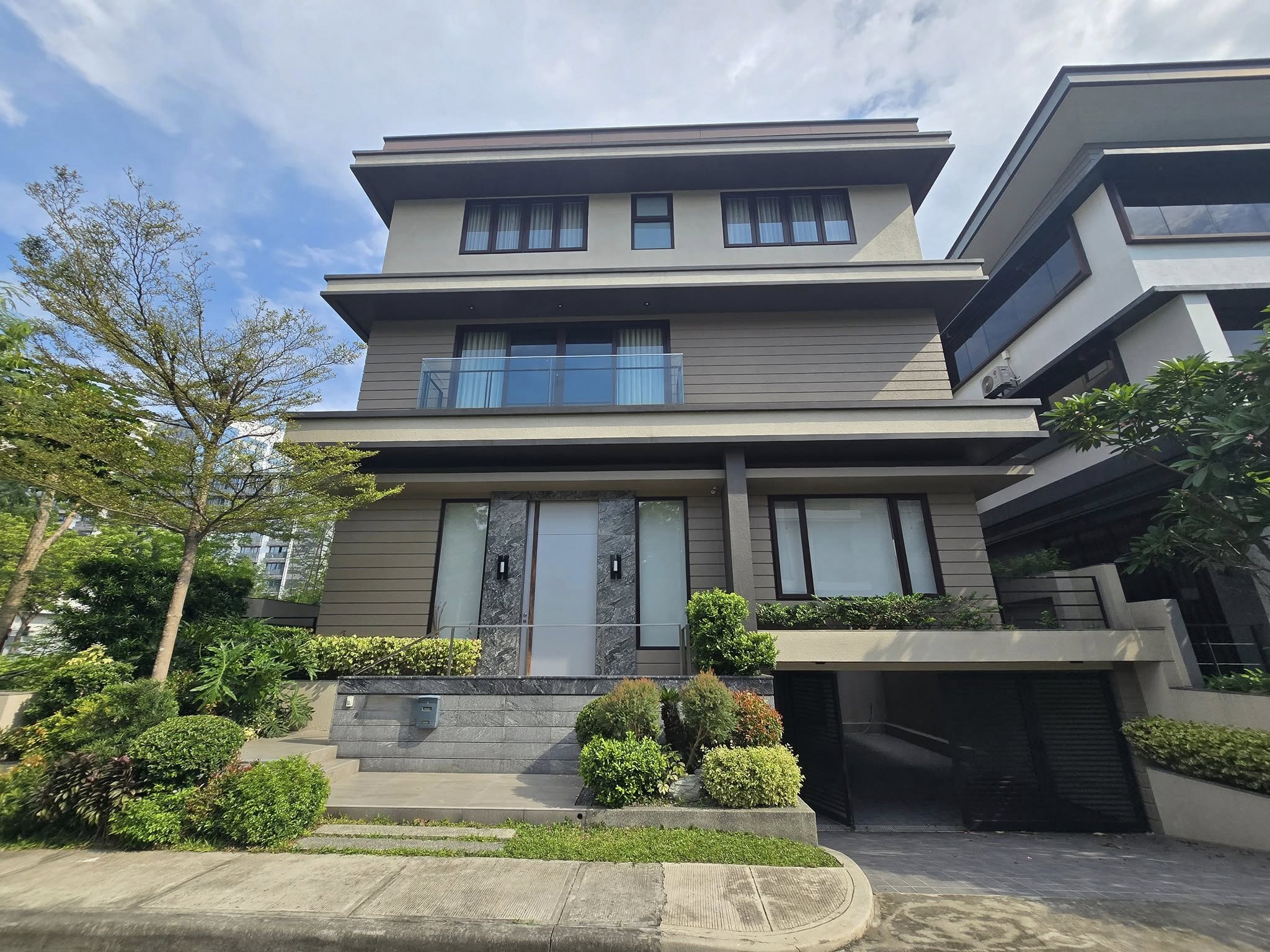 Elegant3-BedroomFullyFurnishedHouseandLotforLeaseinMcKinleyWest,TaguigCity-1.jpg