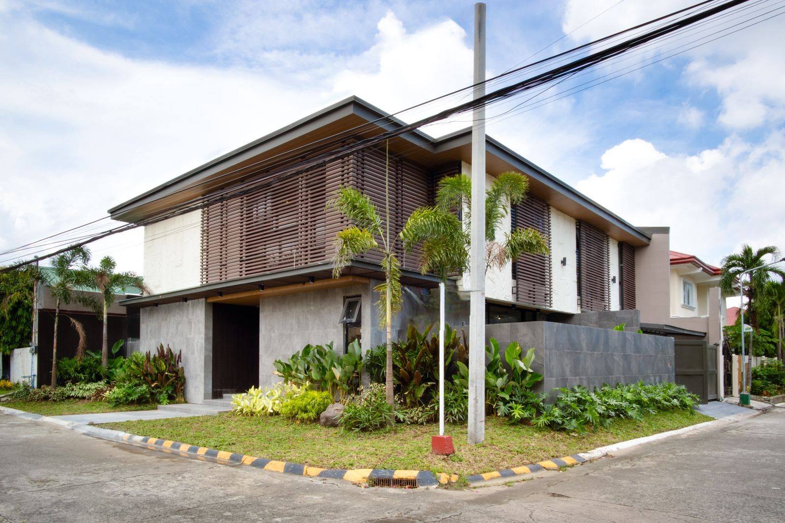 RadiantBrandNew4-BedroomCornerHomewithPlungePoolinBFHomes,Parañaque-1.jpg