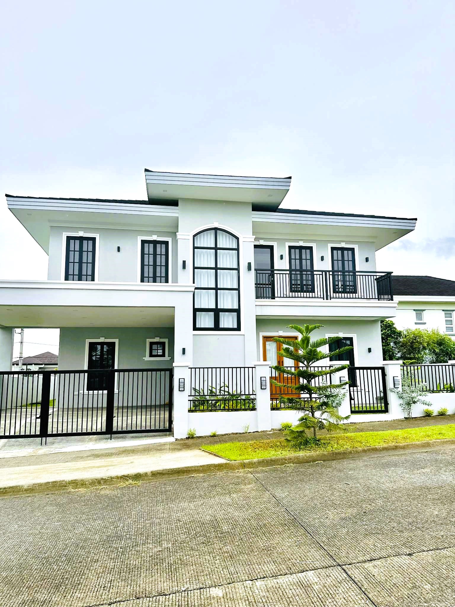 Brilliant4-BedroomHouseandLotforSaleinChateauxDeParis,SouthForbes,Silang,Cavite-1.jpg
