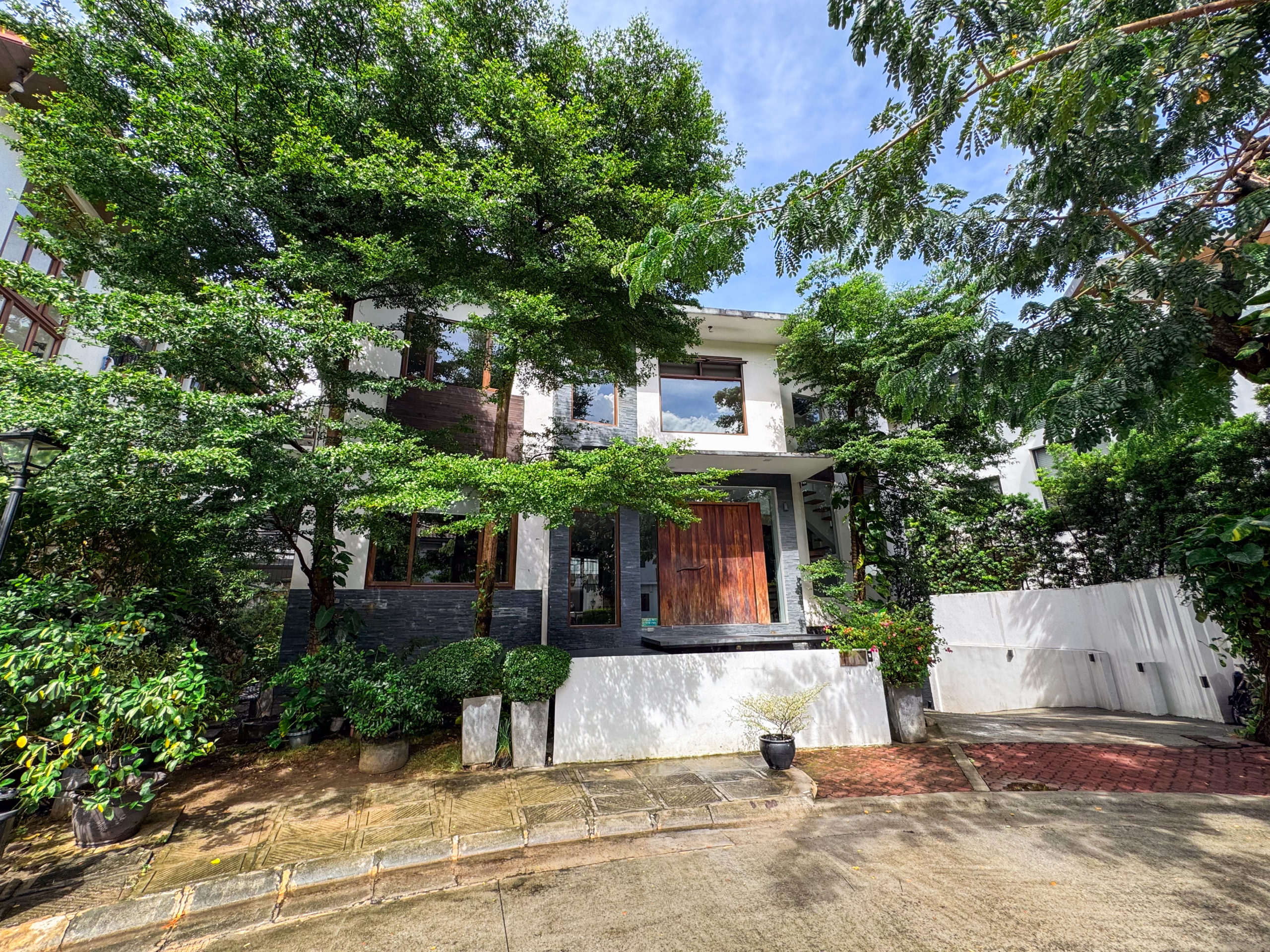 Enchanting4-BedroomHouseandLotforSaleinPaseoDeMagallanes,Makati-1.jpg