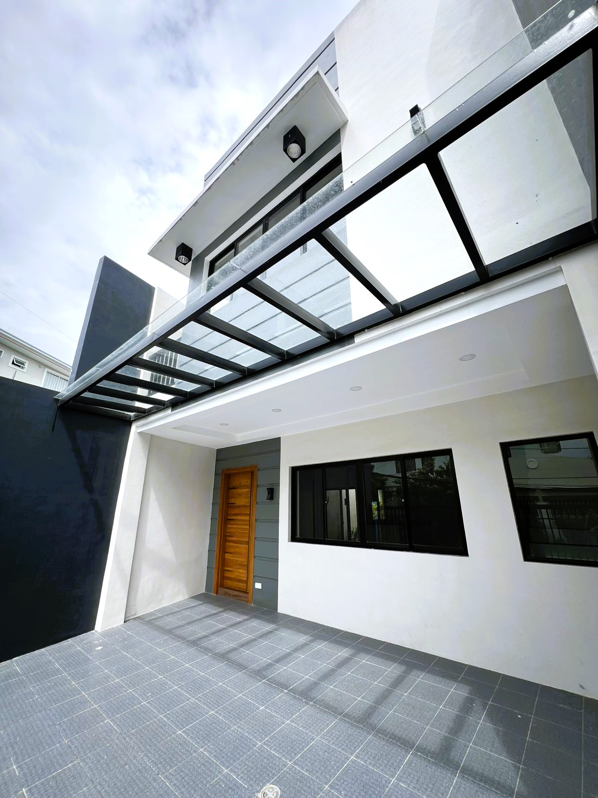 Sensational4-BedroomHouseandLotforSaleinBFResortVillage,LasPiñasCity-1.jpg