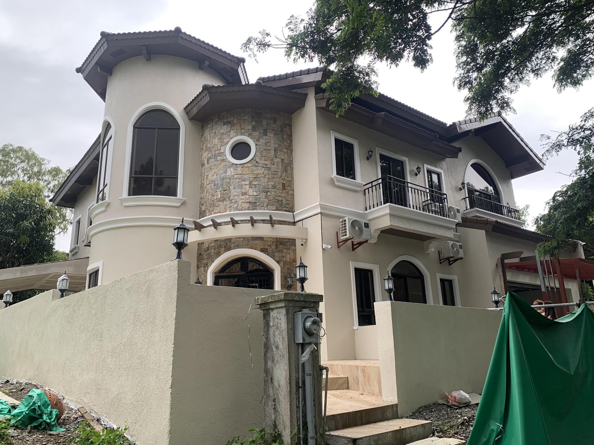 Stylish4-BedroomHouseandLotforSaleinPortofinoHeights,LasPiñas-1.jpg