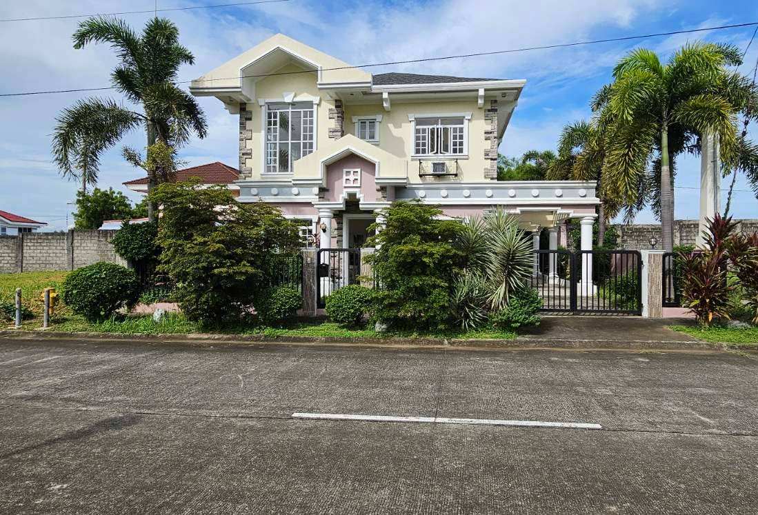 Sleek4-BedroomHouseandLotforSaleinSouthForbes,Silang,Cavite-1.jpg