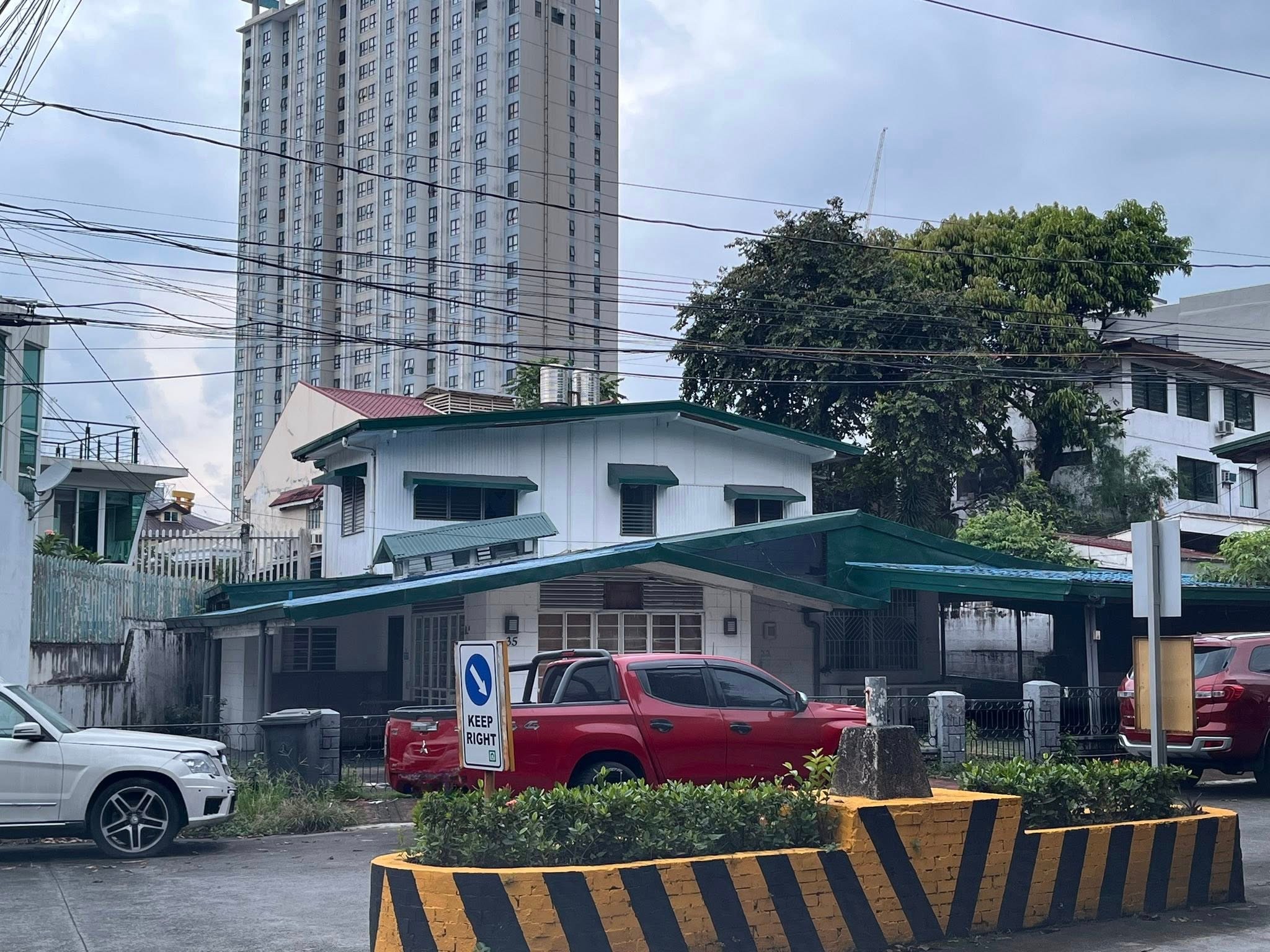 Contemporary6-BedroomHouseforLeaseinWest.Ave,QuezonCity-2.jpg