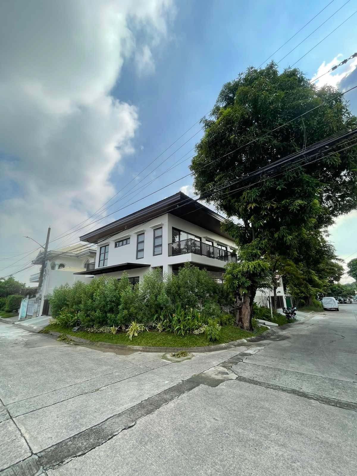 Sleek5-BedroomHouseandLotforSaleinBFHomes,ParañaqueCity-1.jpg