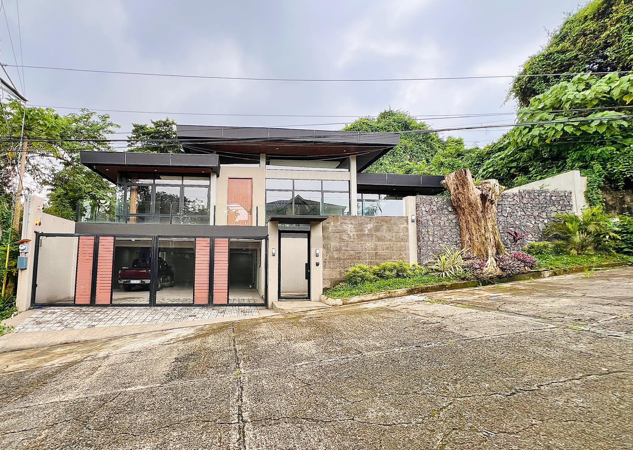 Vibrant6-BedroomHouseandLotforSaleinBarangayDolores,Taytay,Rizal-1.jpg