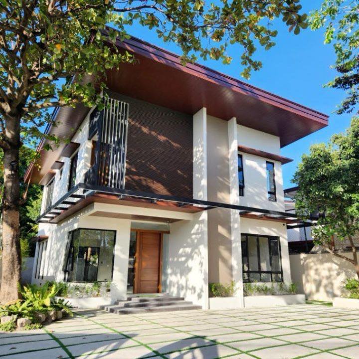 Inviting5-BedroomHouseandLotforSaleinBFHomes,Parañaque-1.jpg