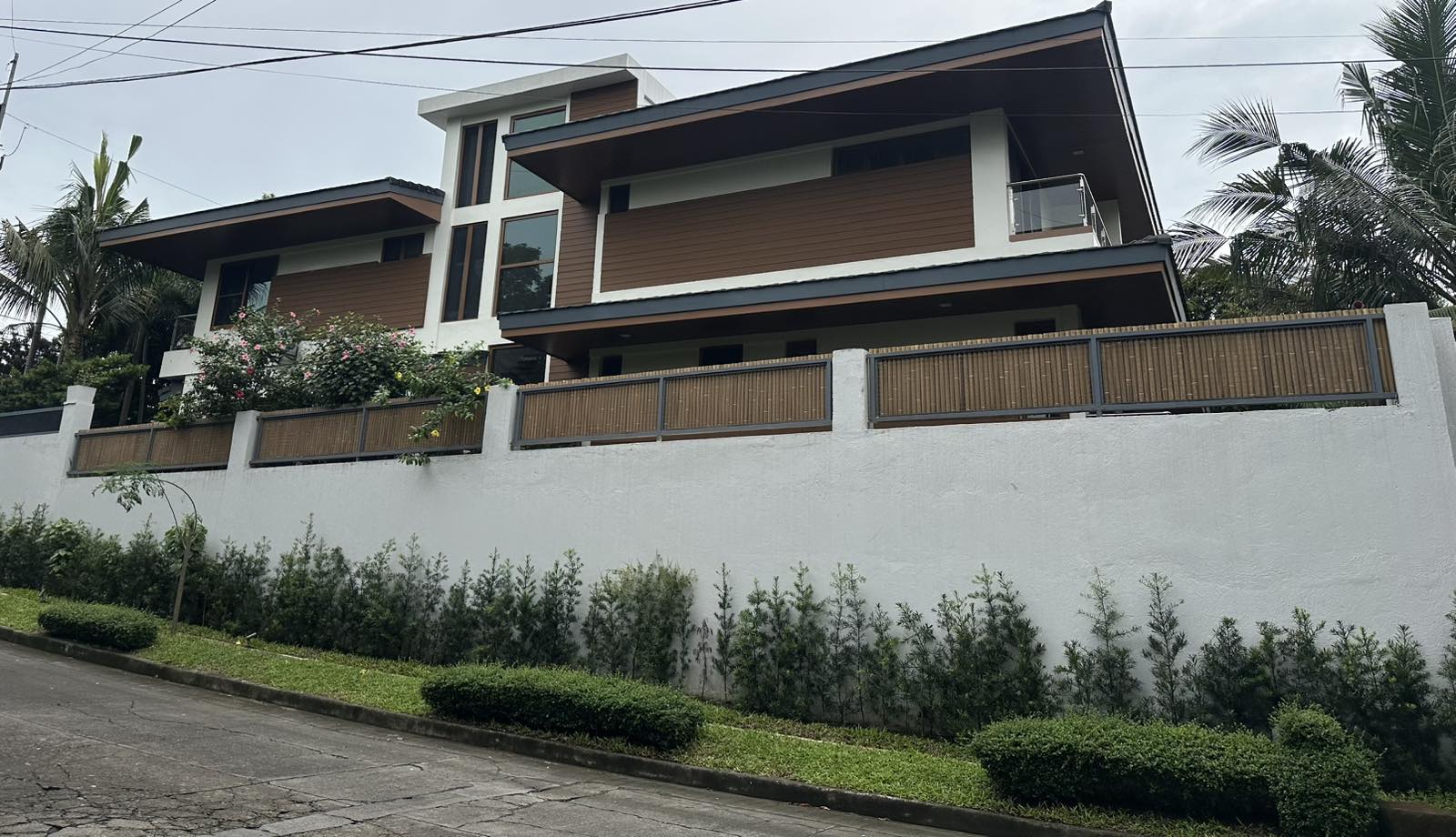 Splendid6-BedroomHouseandLotforSaleinAyalaAlabang,Muntinlupa-1.jpg