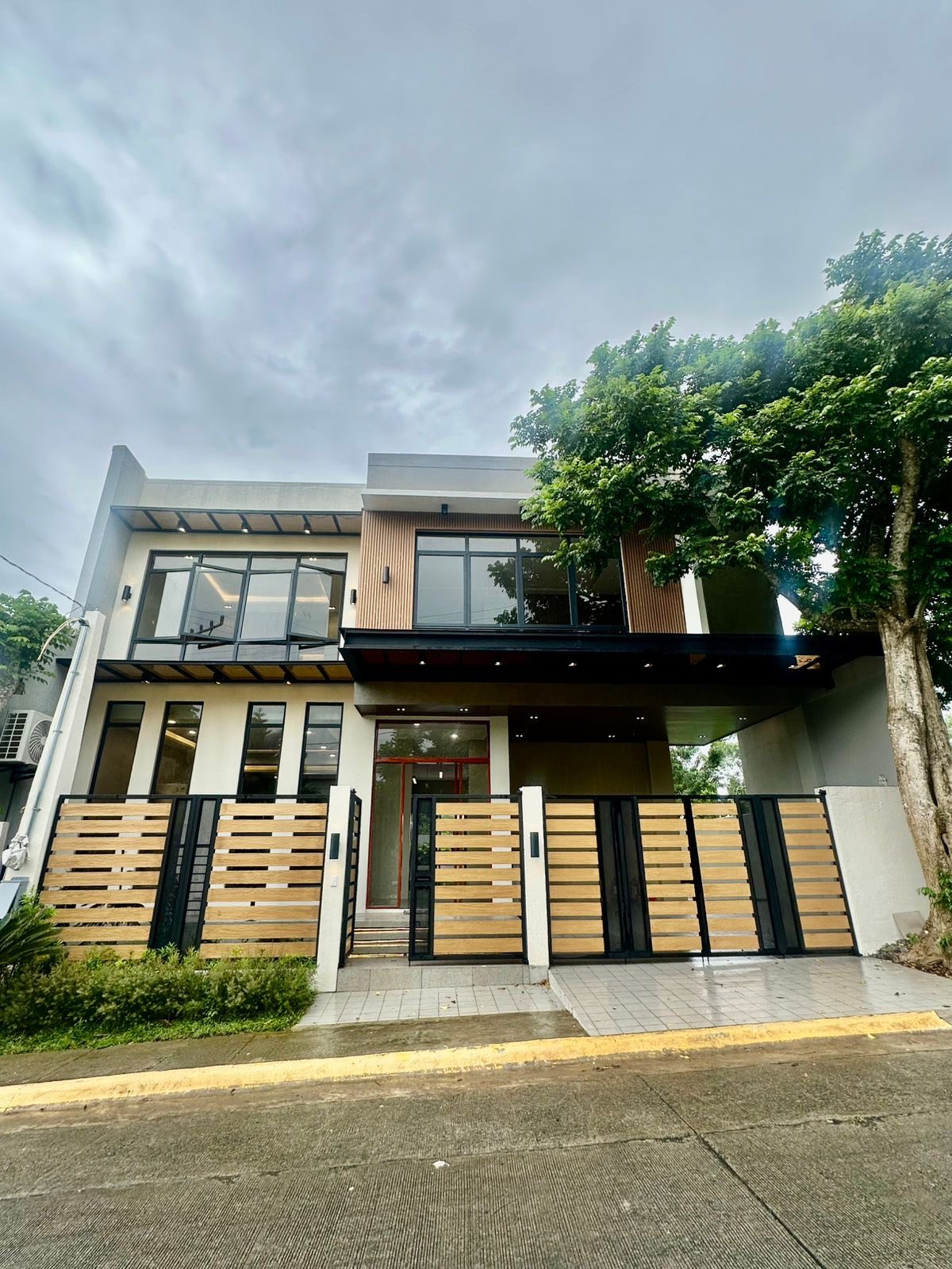 Sleek5-BedroomHouseandLotforSaleinMetrogate,Silang,Cavite-1.jpg