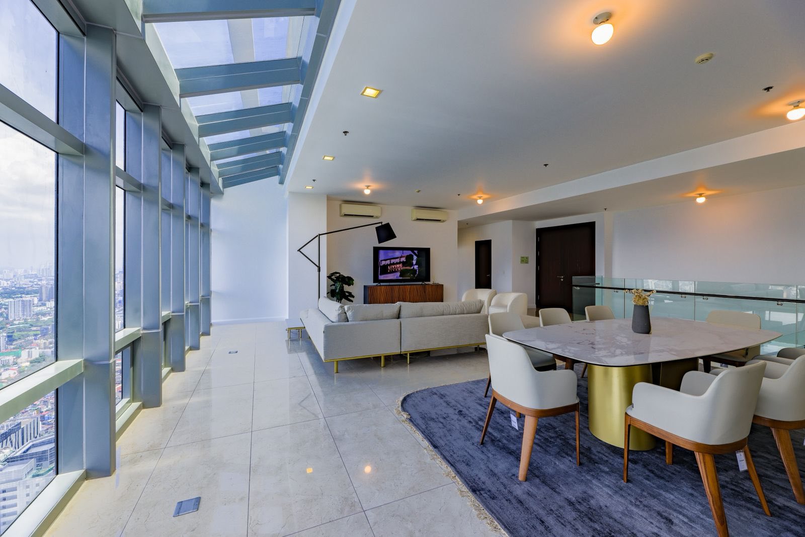 Enchanting4-BedroomCondioUnitforSaleatOneBonifacioHighStreet,BGC,Taguig-1.jpg