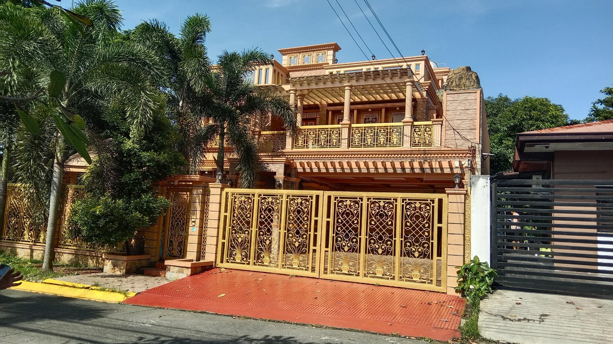 Stylish6-RoomsHouseandLotforLeaseinQuezonCity-1.jpg