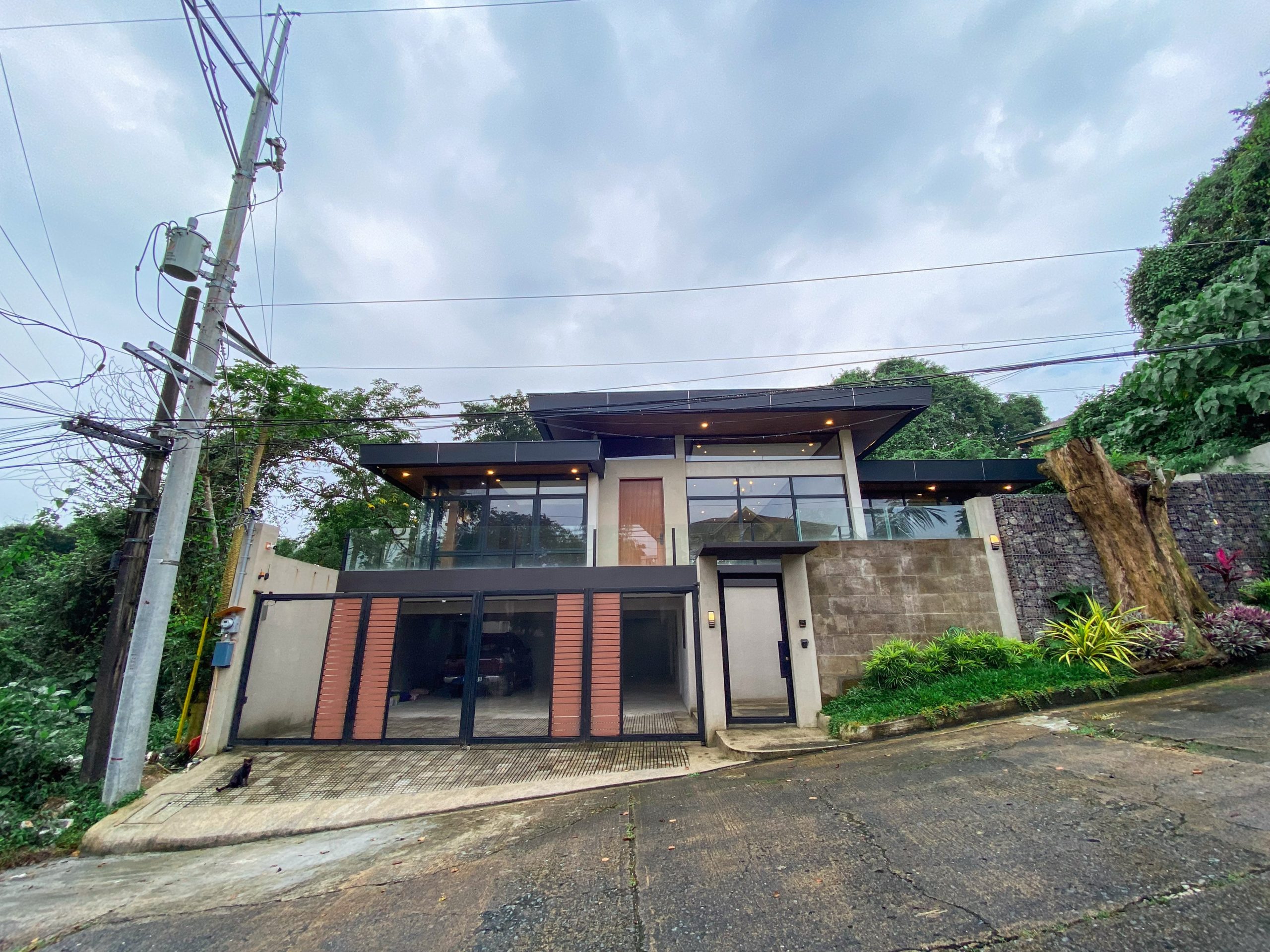 Vibrant6-BedroomHouseandLotforSaleinBarangayDolores,Taytay,Rizal-1.jpg