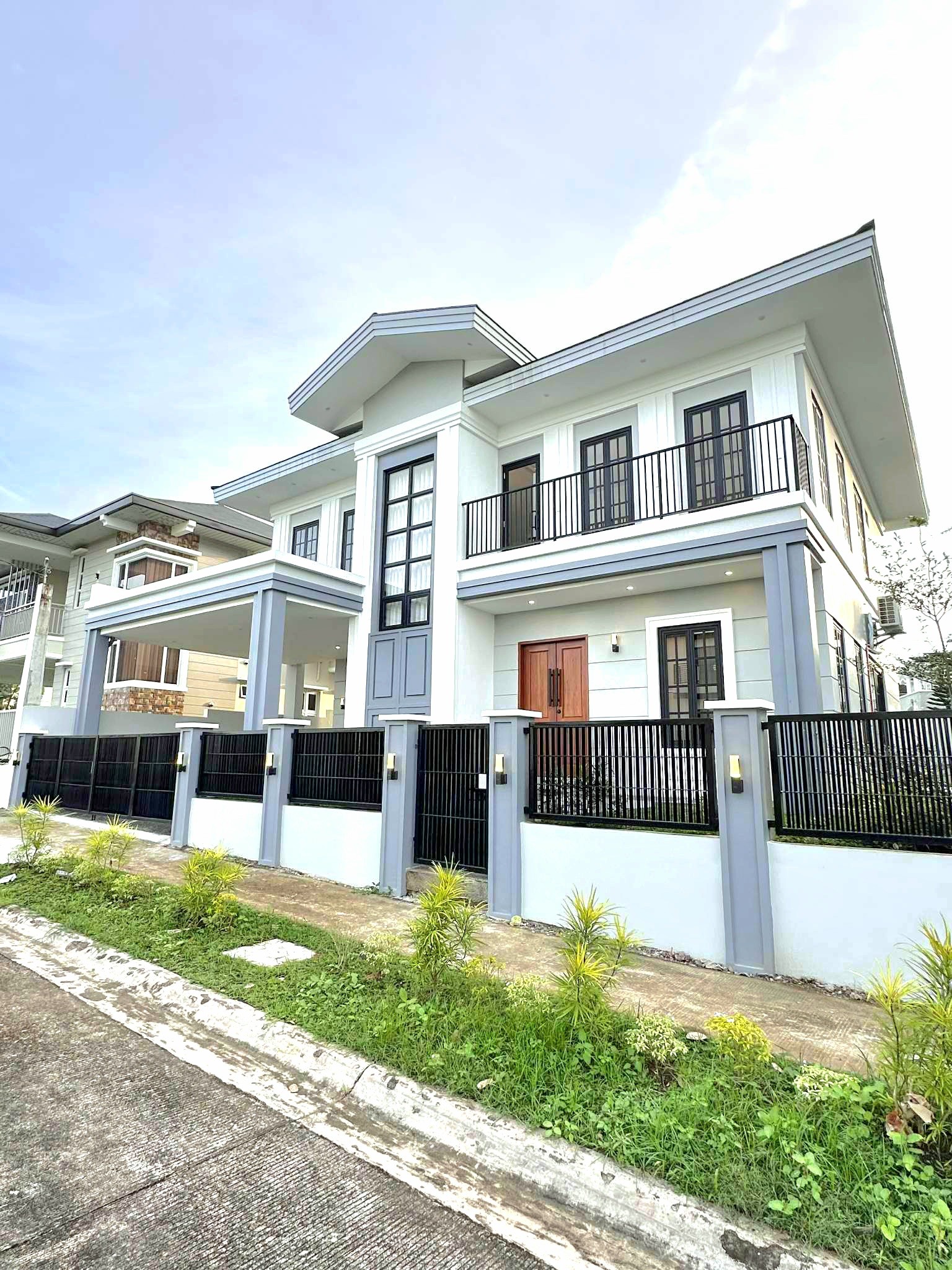 Enchanting4-BedroomHouseandLotforSaleinSouthForbes,Silang,Cavite-1.jpg
