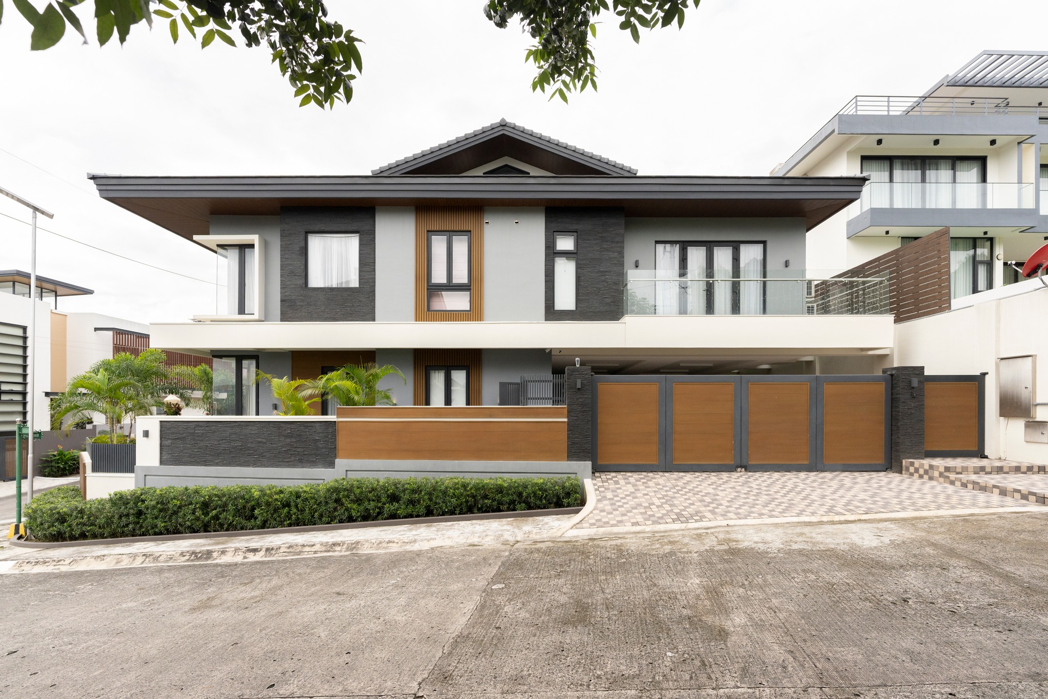 Stunning6-BedroomHouseandLotforSaleinTivoliRoyale,QuezonCity-1.jpg