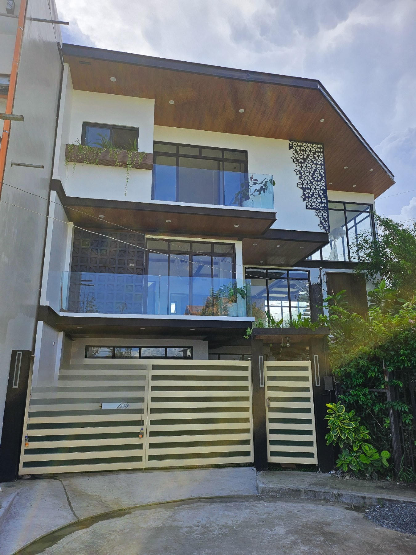 Sleek5-BedroomHouseandLotforSaleinGreenwoodsExecutiveVillage,Taytay,Rizal-1.jpg