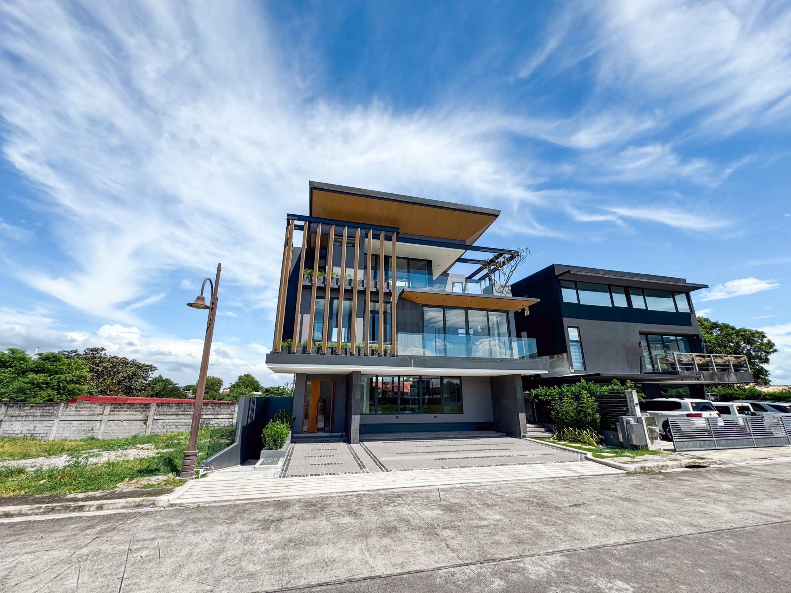Inviting5-BedroomHouseandLotforSaleinAlabangWestVillage,LasPiñas-1.jpg