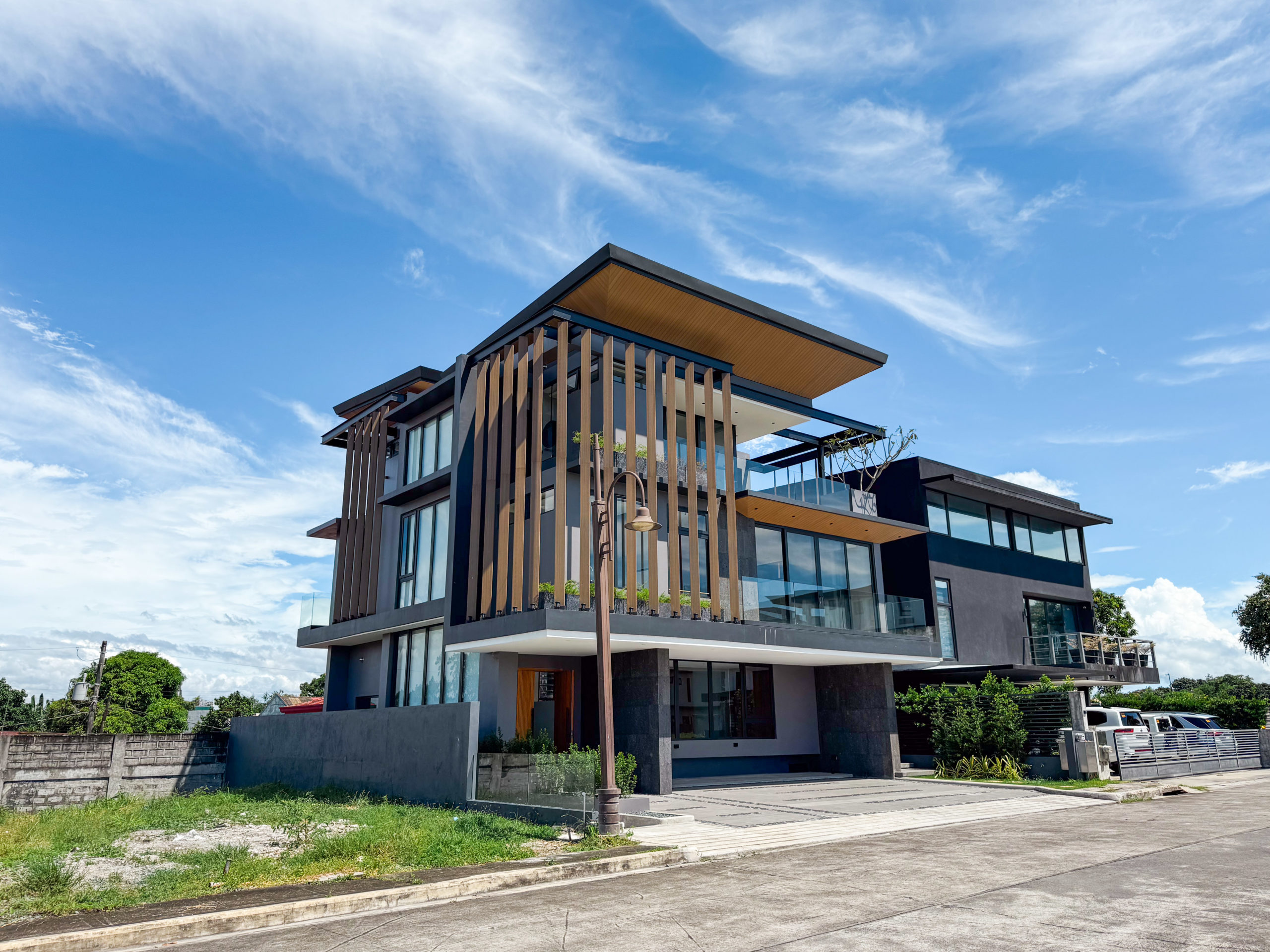 Inviting5-BedroomHouseandLotforSaleinAlabangWestVillage,LasPiñas-1.jpg