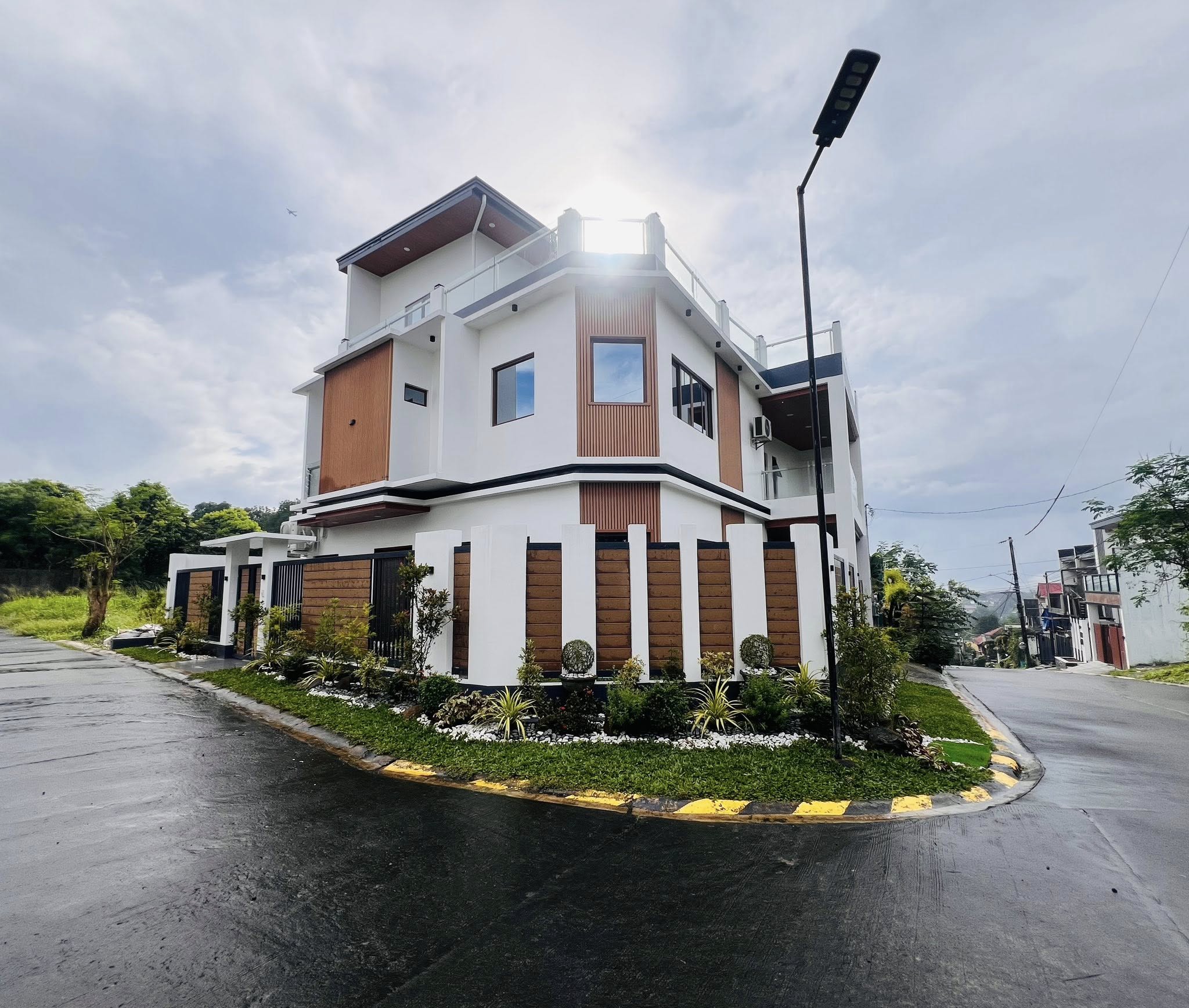 Brilliant5-BedroomHouseandLotforSaleinKingsvilleHills,Antipolo,Rizal-3.jpg