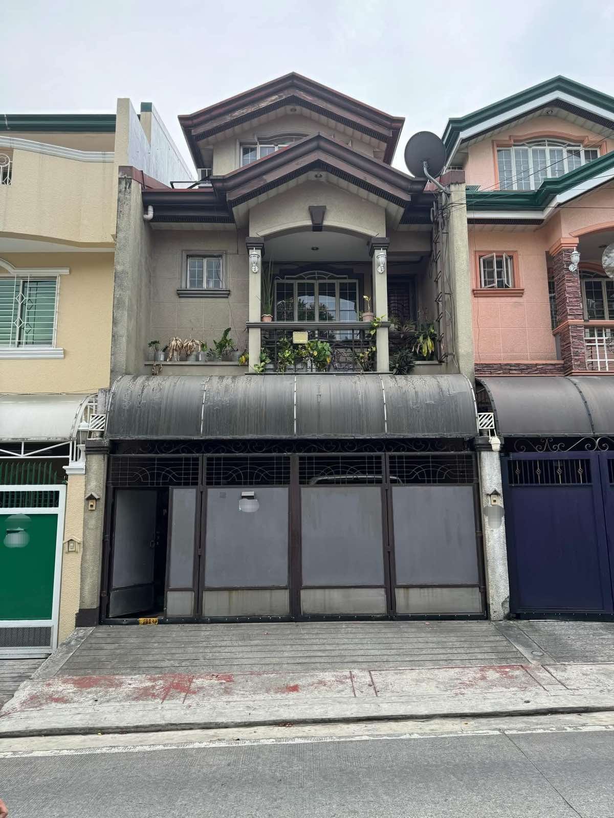 Upscale5-BedroomTownhouseforSaleinScoutArea,TomasMorato,QuezonCity-1.jpg