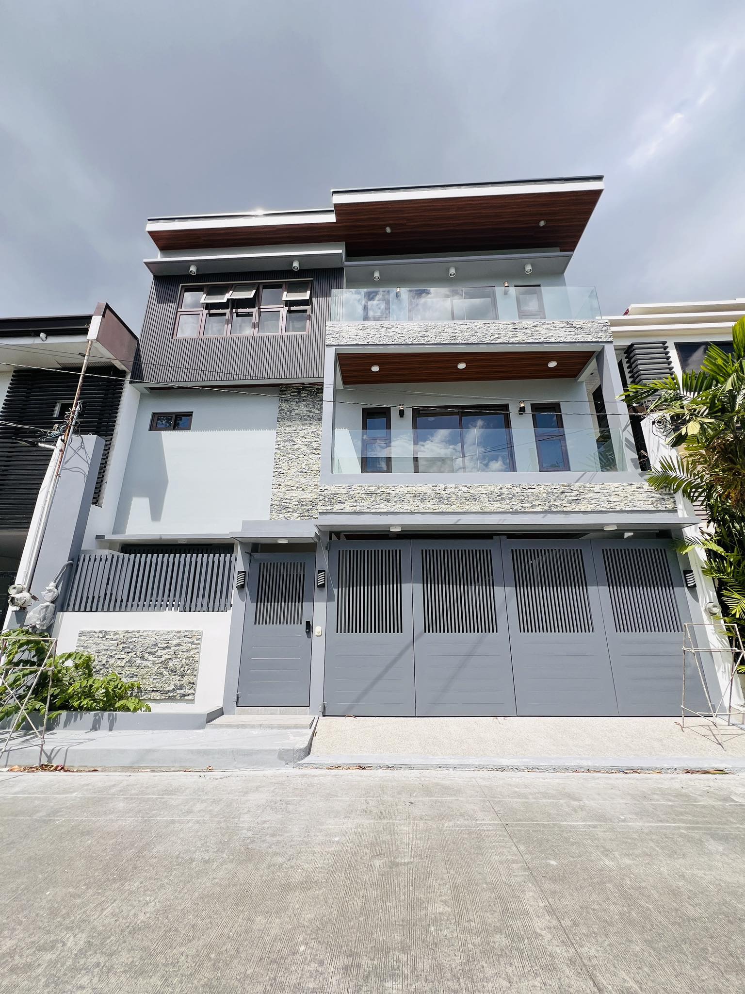Stately4-BedroomHouseandLotforSaleinGreenwoodsExecutiveVillage,Taytay,Rizal-1.jpg
