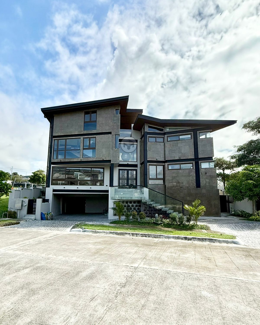 Majestic5-BedroomHouseandLotforSaleatTheEnclaveAlabang,LasPiñas-1.jpg