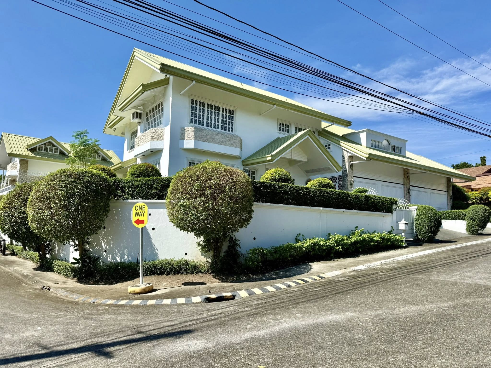 Notable4-BedroomHouseandLotforSaleinAlabang400,Muntinlupa-1.jpg