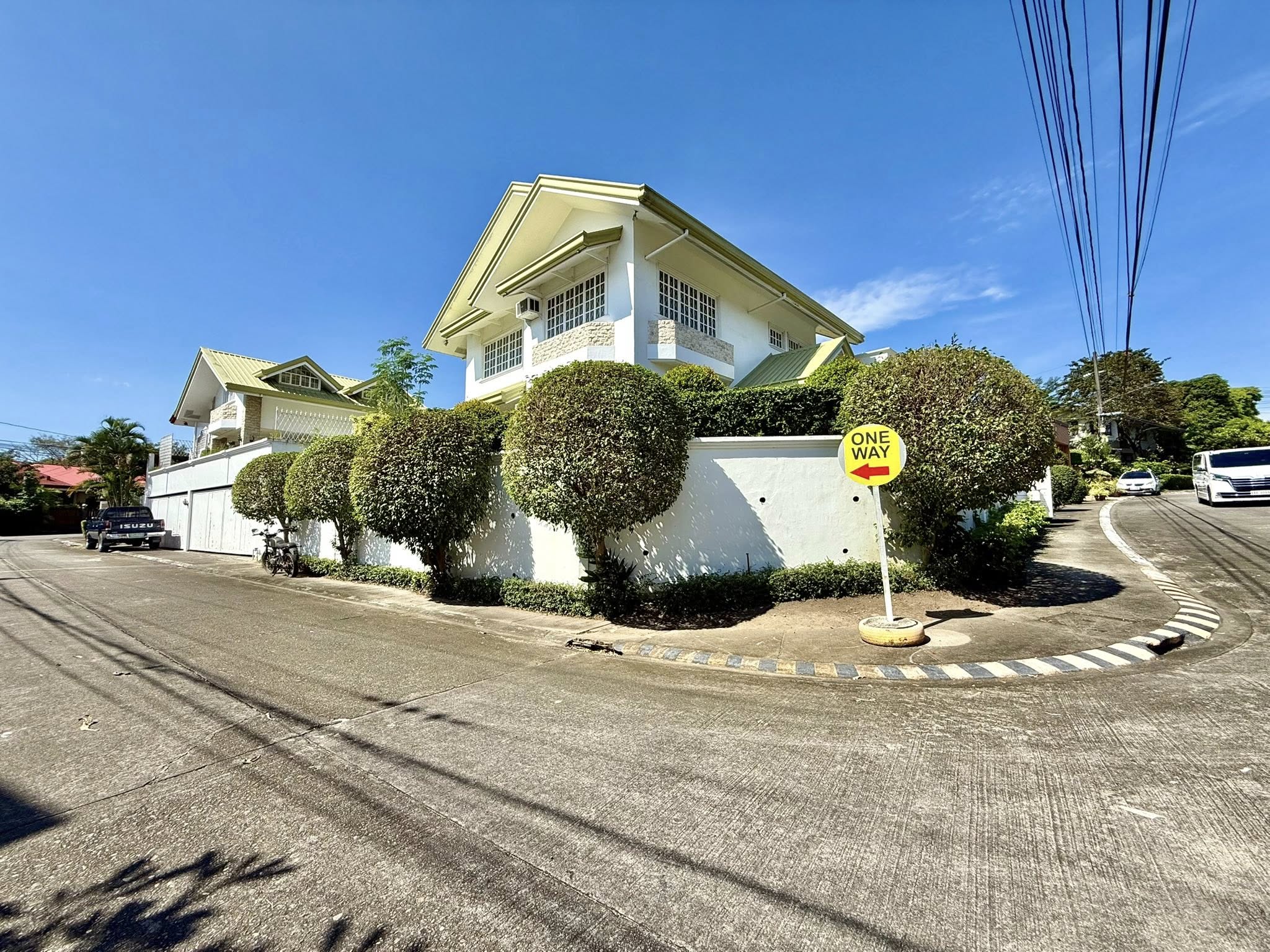 Notable4-BedroomHouseandLotforSaleinAlabang400,Muntinlupa-2.jpg