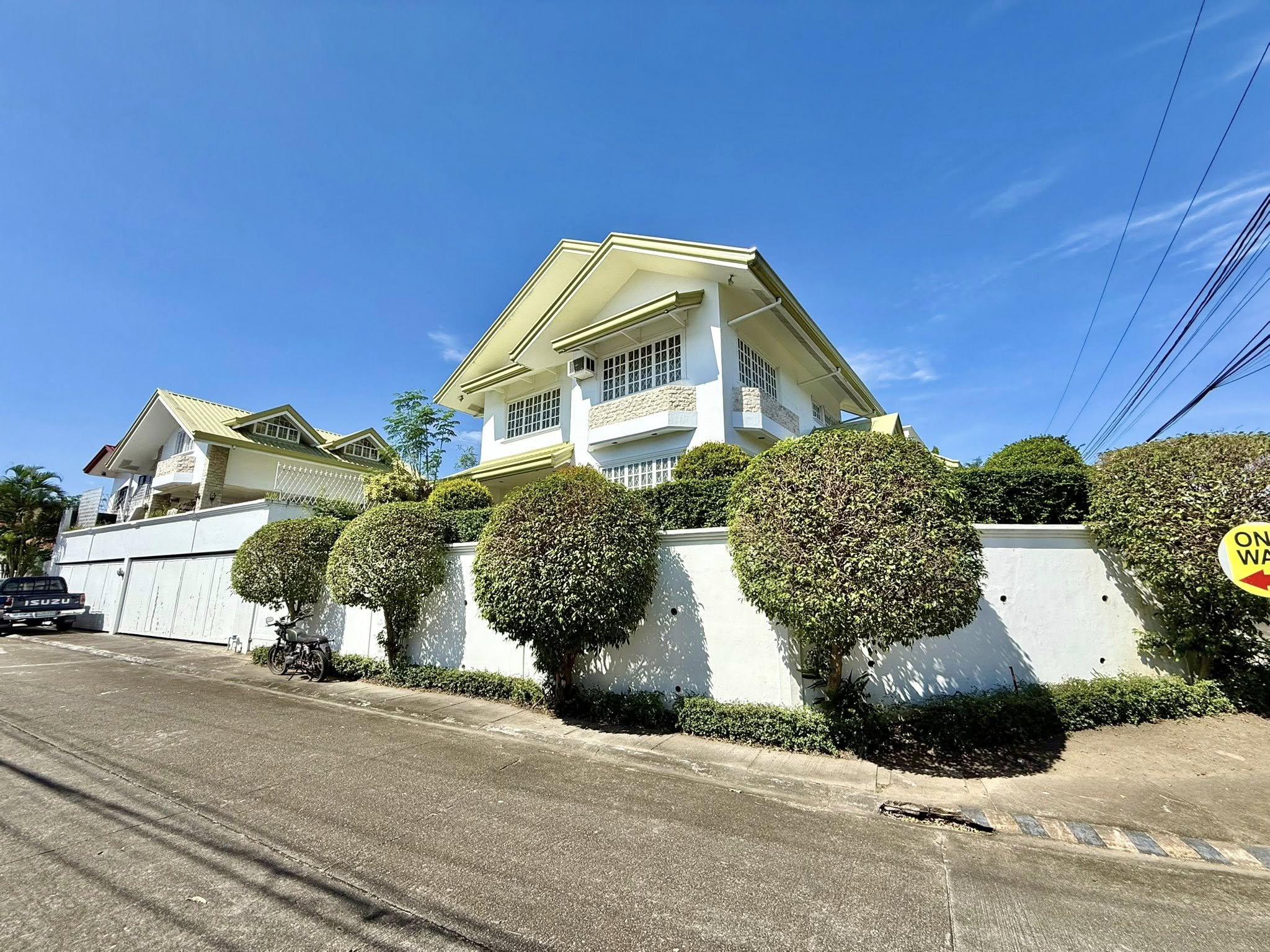 Notable4-BedroomHouseandLotforSaleinAlabang400,Muntinlupa-3.jpg