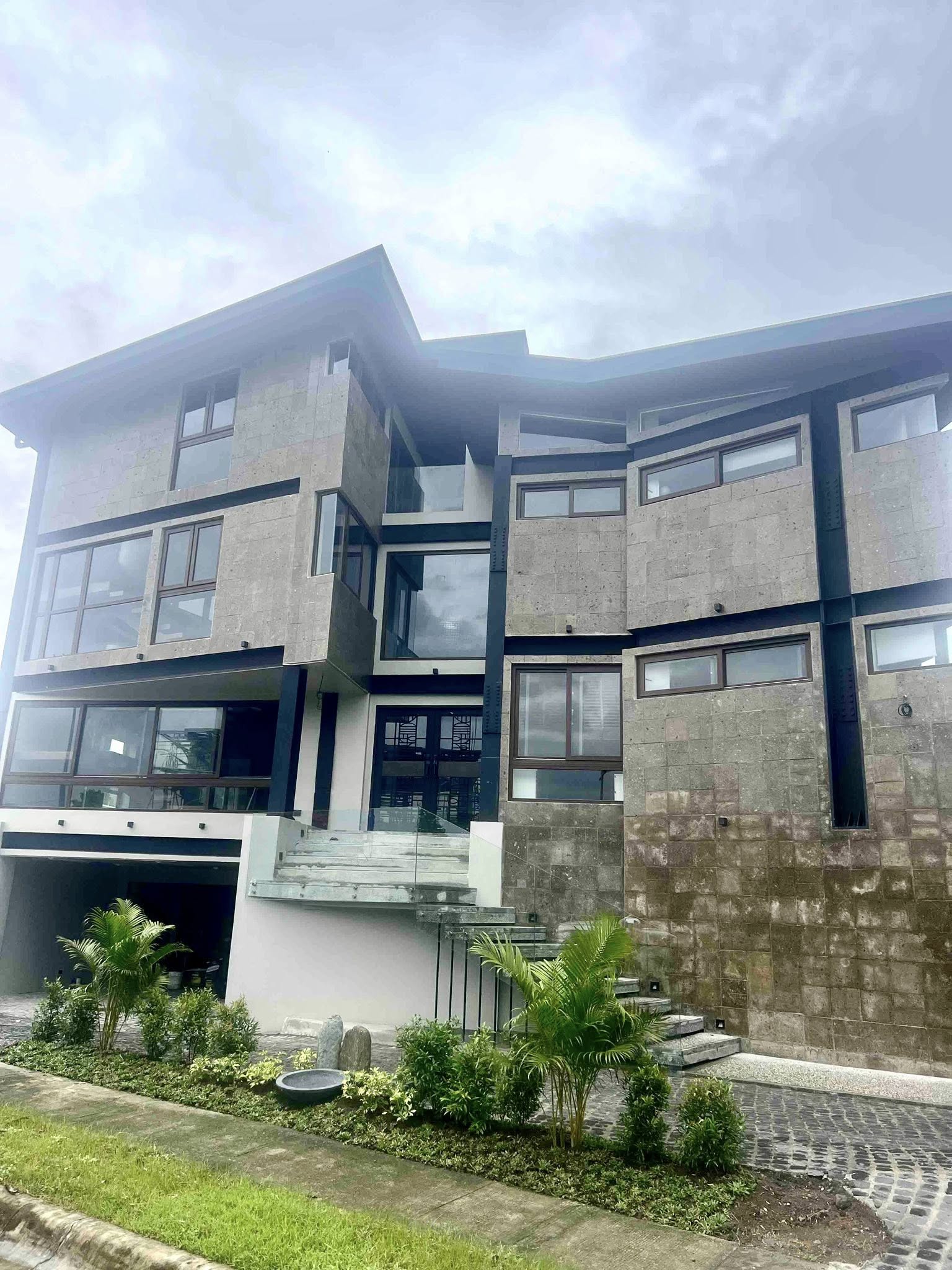 Majestic5-BedroomHouseandLotforSaleatTheEnclaveAlabang,LasPiñas-1.jpg