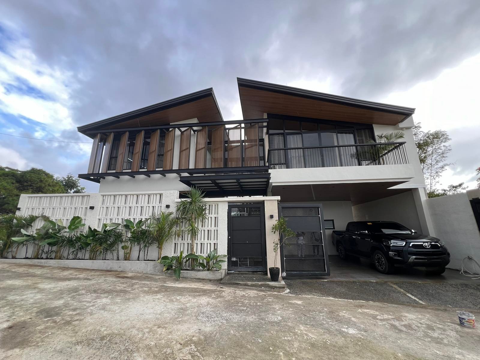 Contemporary5-BedroomHouseandLotforSaleinTagaytay-1.jpg