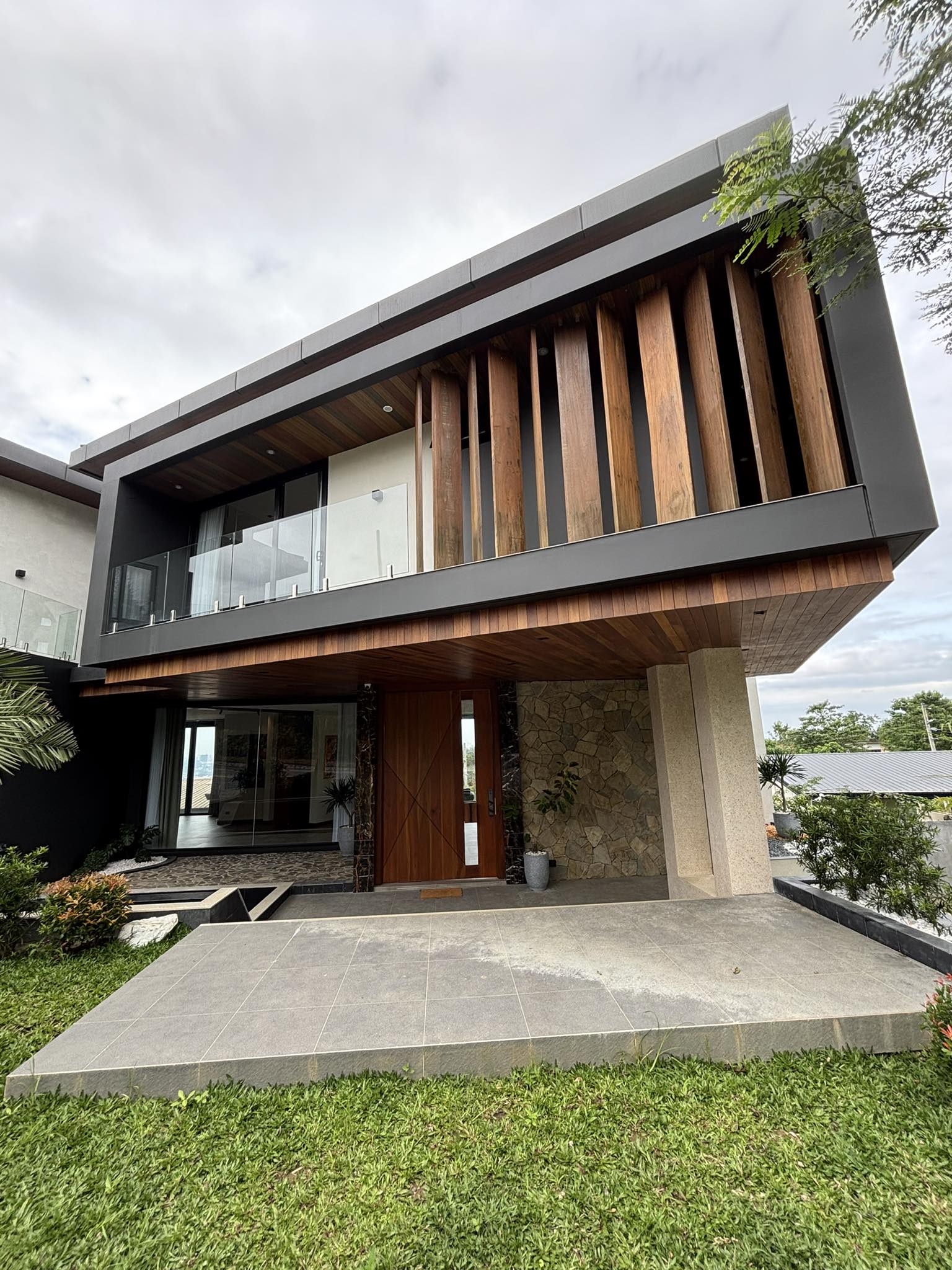 Vibrant6-BedroomHouseandLotfo SaleinTimberlandHeights,SanMateo,Rizal-2.jpg