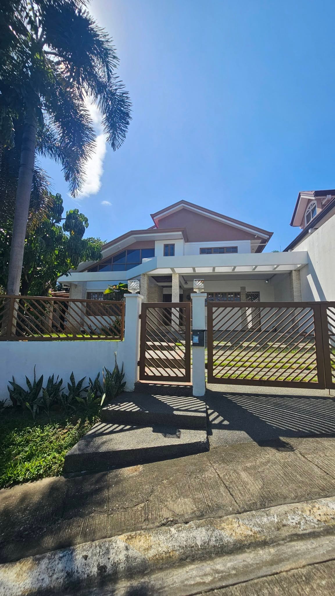 476SQMLotforSalewithOldHouseinAlabang400Village,MuntinlupaCity-1.jpg
