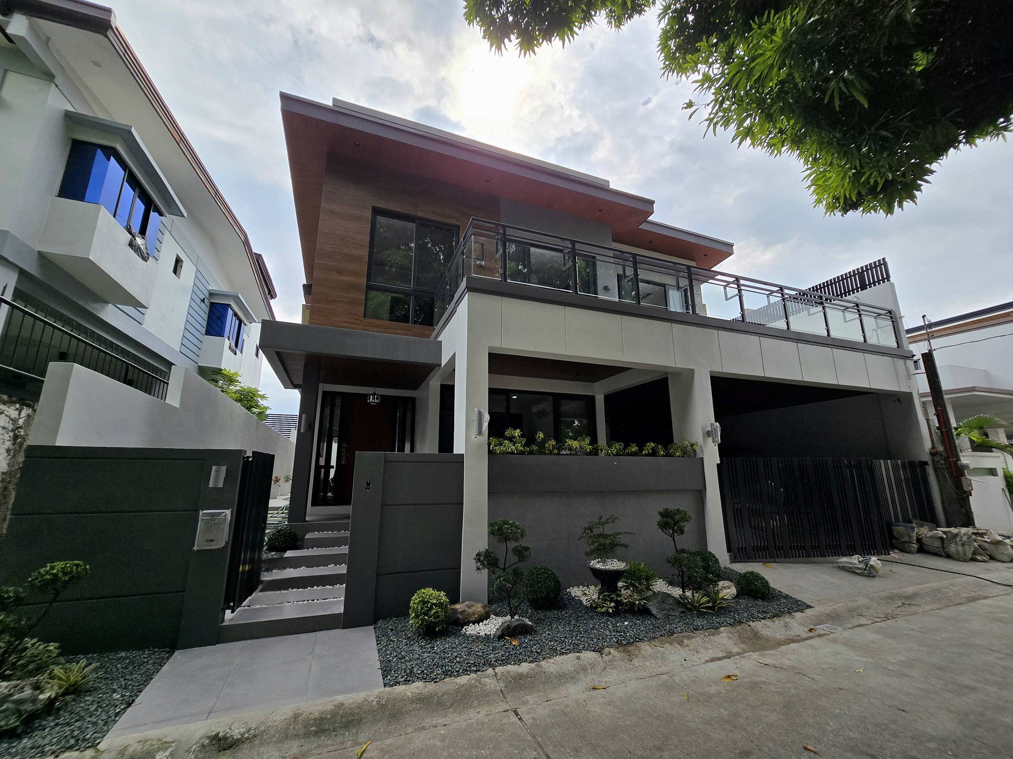 Serene5-BedroomHouseandLotforSaleinBFHomes,Parañaque-1.jpg