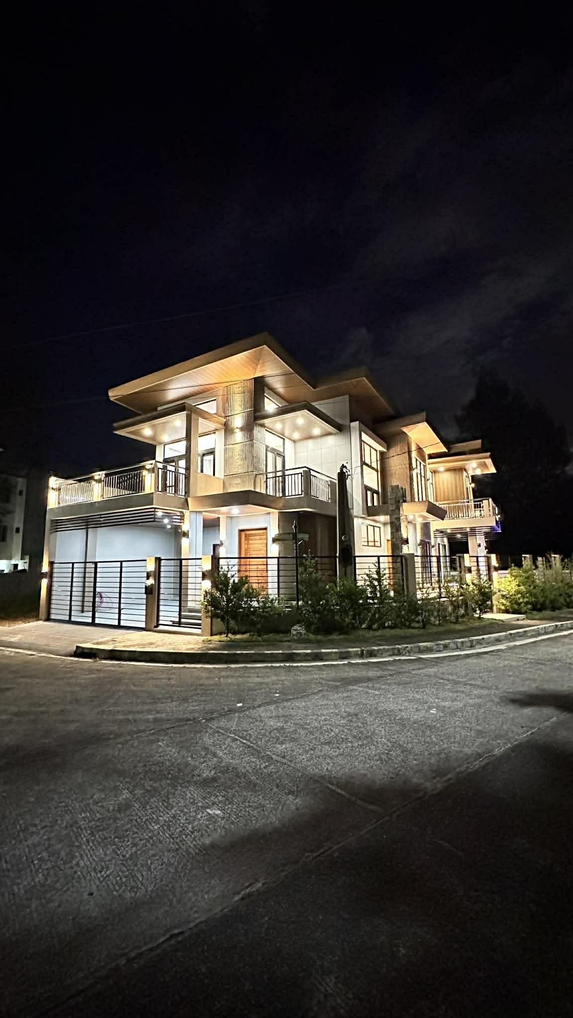 Beautiful3-BedroomHouseandLotforSaleinPuebloDelSol,TagaytayCity-1.jpg