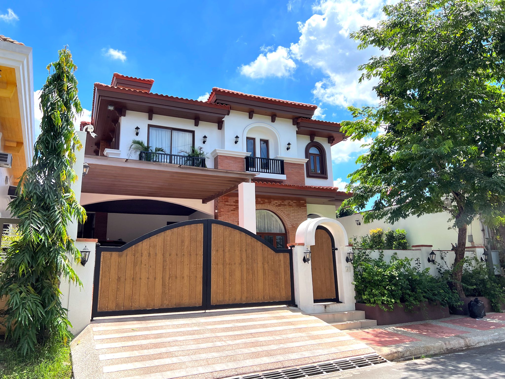 AstoundingBrilliant5-BedroomHouseandLotforSaleinTierraPura,QuezonCity-1.jpg