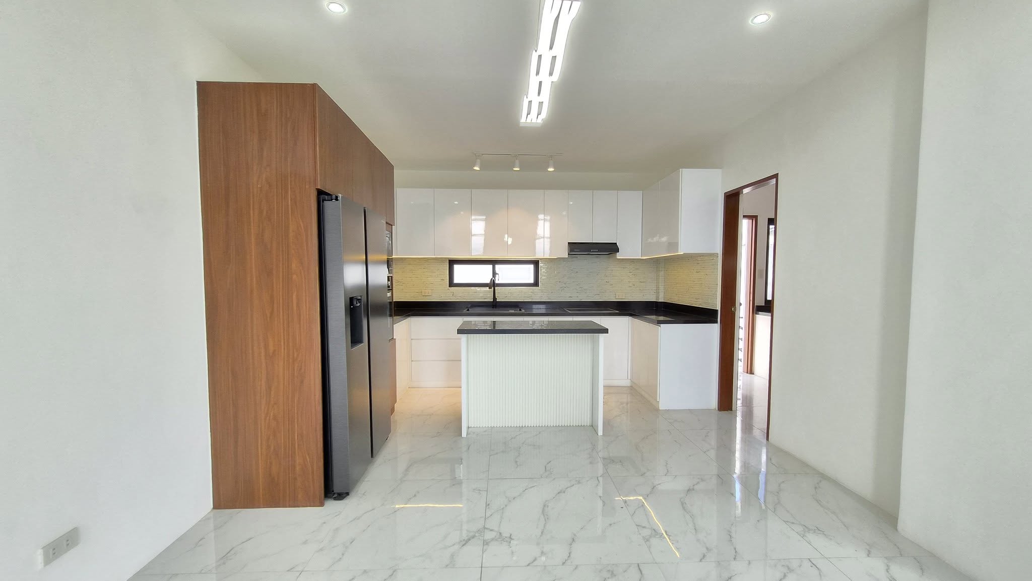 Upscale5-BedroomHouseandLotforSaleinVerdanaHomes,Bacoor,Cavite-8.jpg