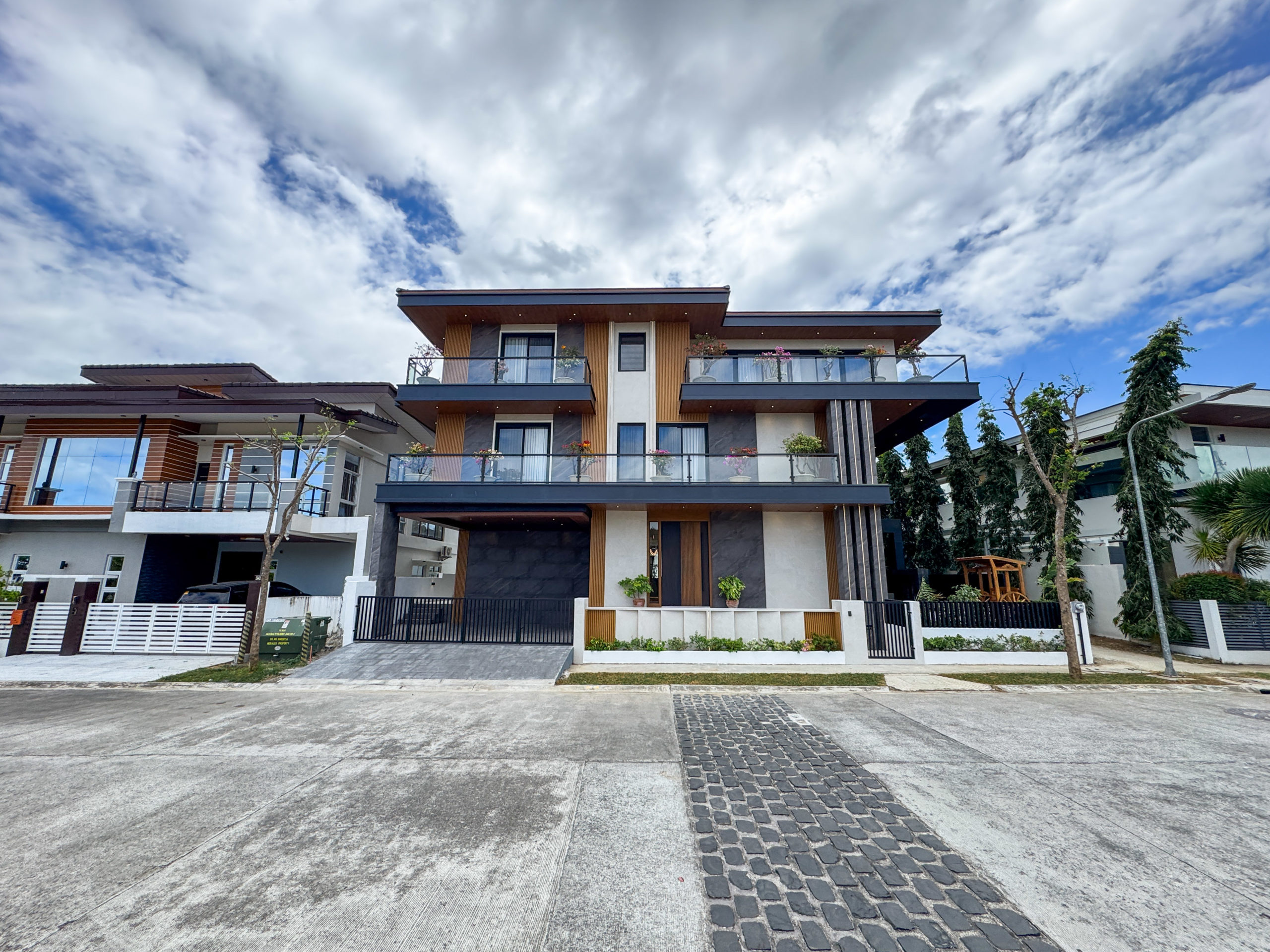 Stunning9-BedroomHouseandLotforSaleinSouthForbes,Silang,Cavite-1.jpg