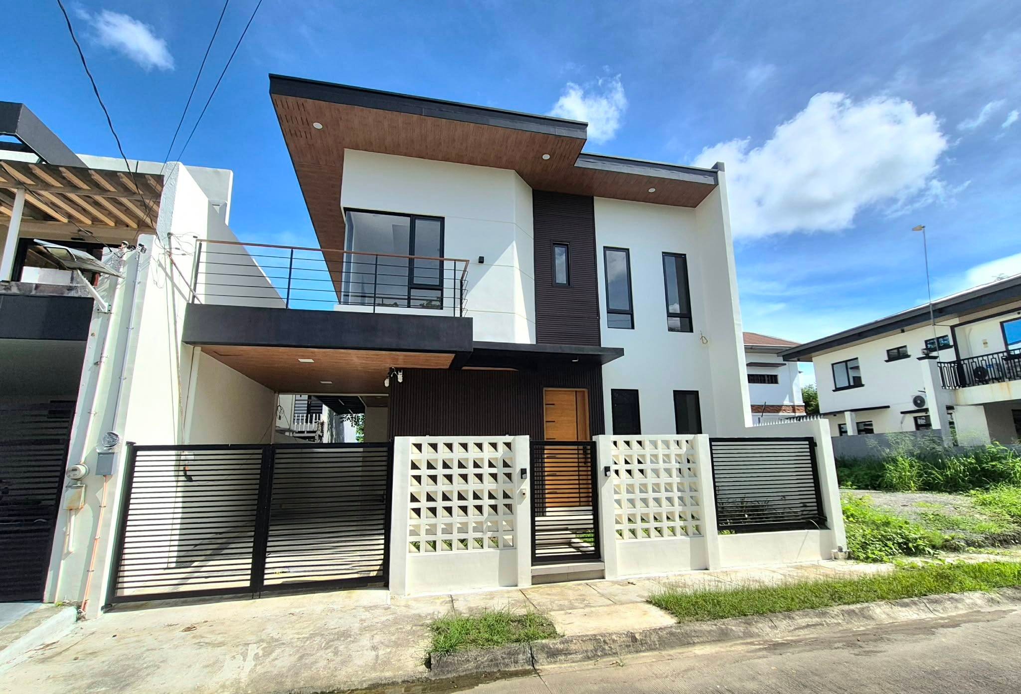 Dazzling4-BedroomHouseandLotforSaleinVillaSegovia,Sta.Rosa,Laguna-2.jpg