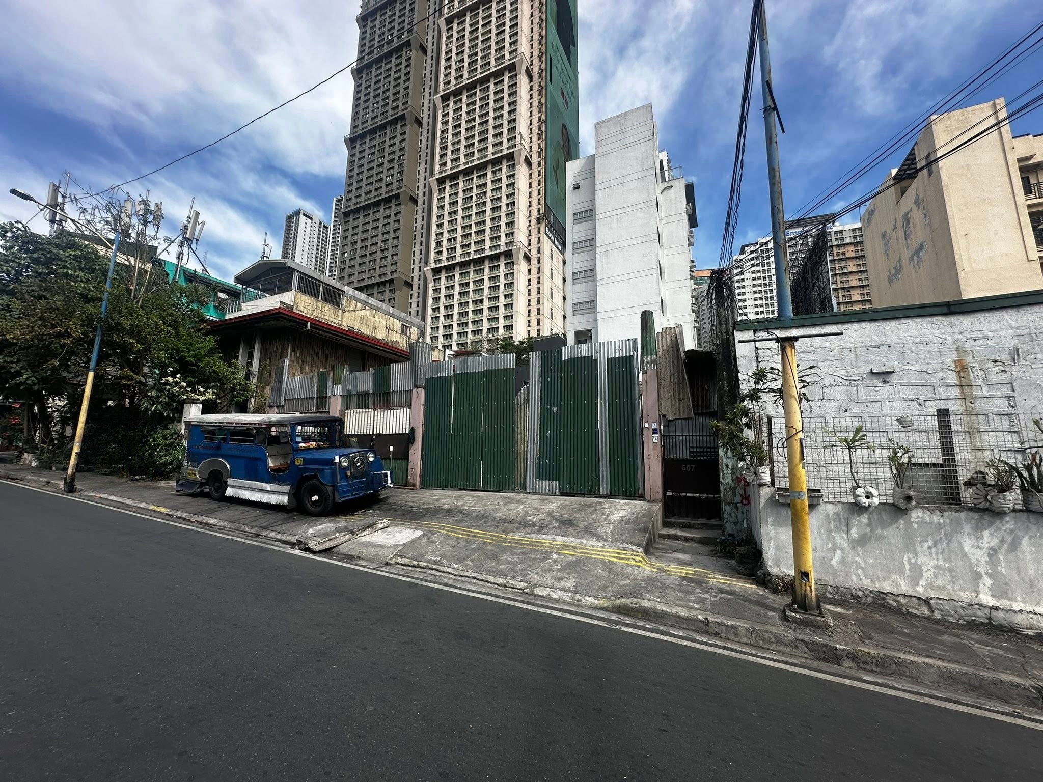 325SQMCommercialLotforSaleinMandaluyongCity-1.jpg