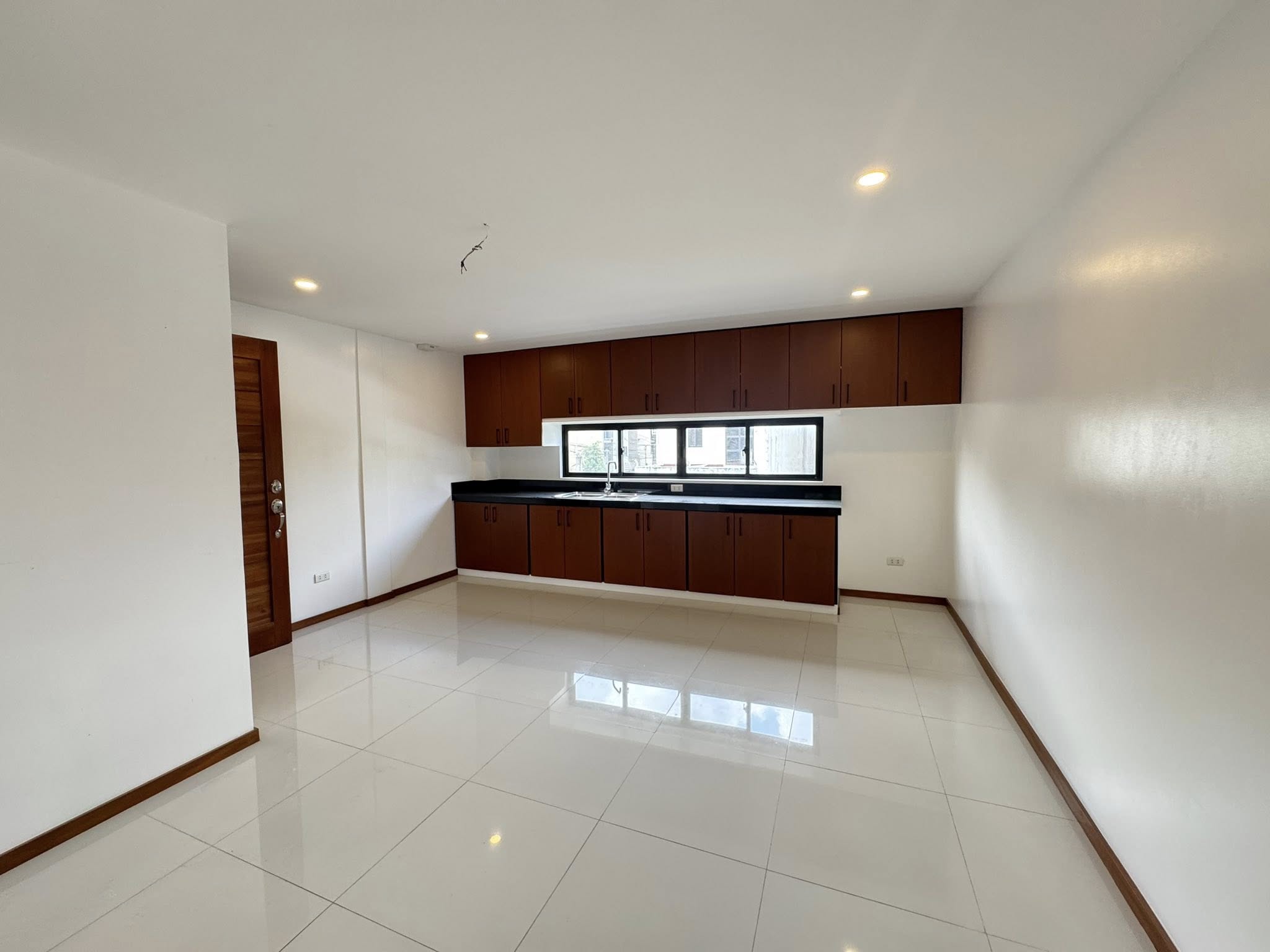 Splendid3-BedroomTownhouseforSaleinDonAntonioHeights,QuezonCity-4.jpg