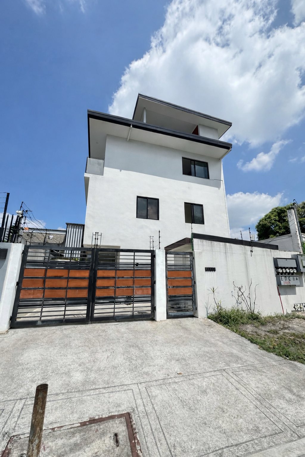 Splendid3-BedroomTownhouseforSaleinDonAntonioHeights,QuezonCity-1.jpg