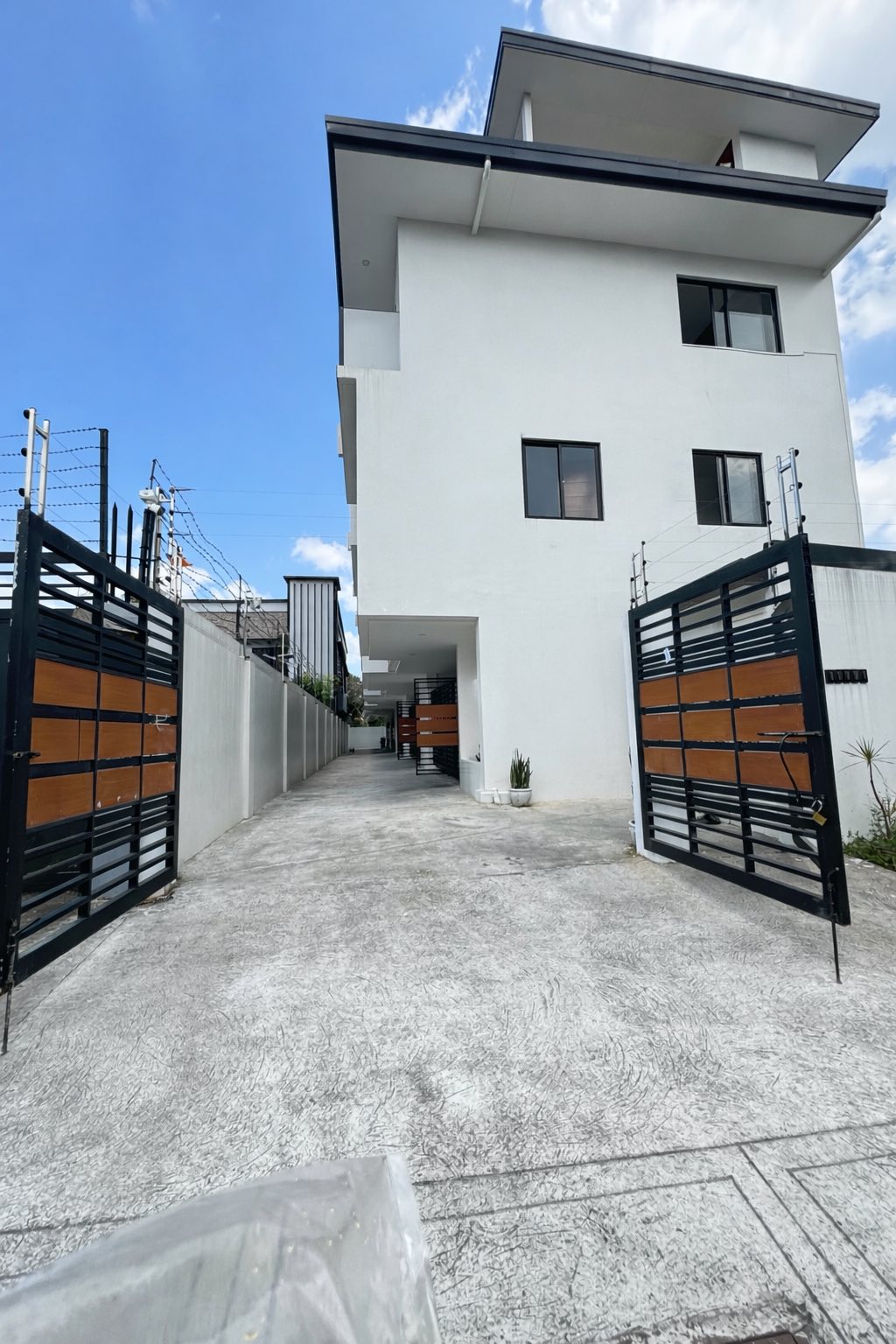 Splendid3-BedroomTownhouseforSaleinDonAntonioHeights,QuezonCity-2.jpg